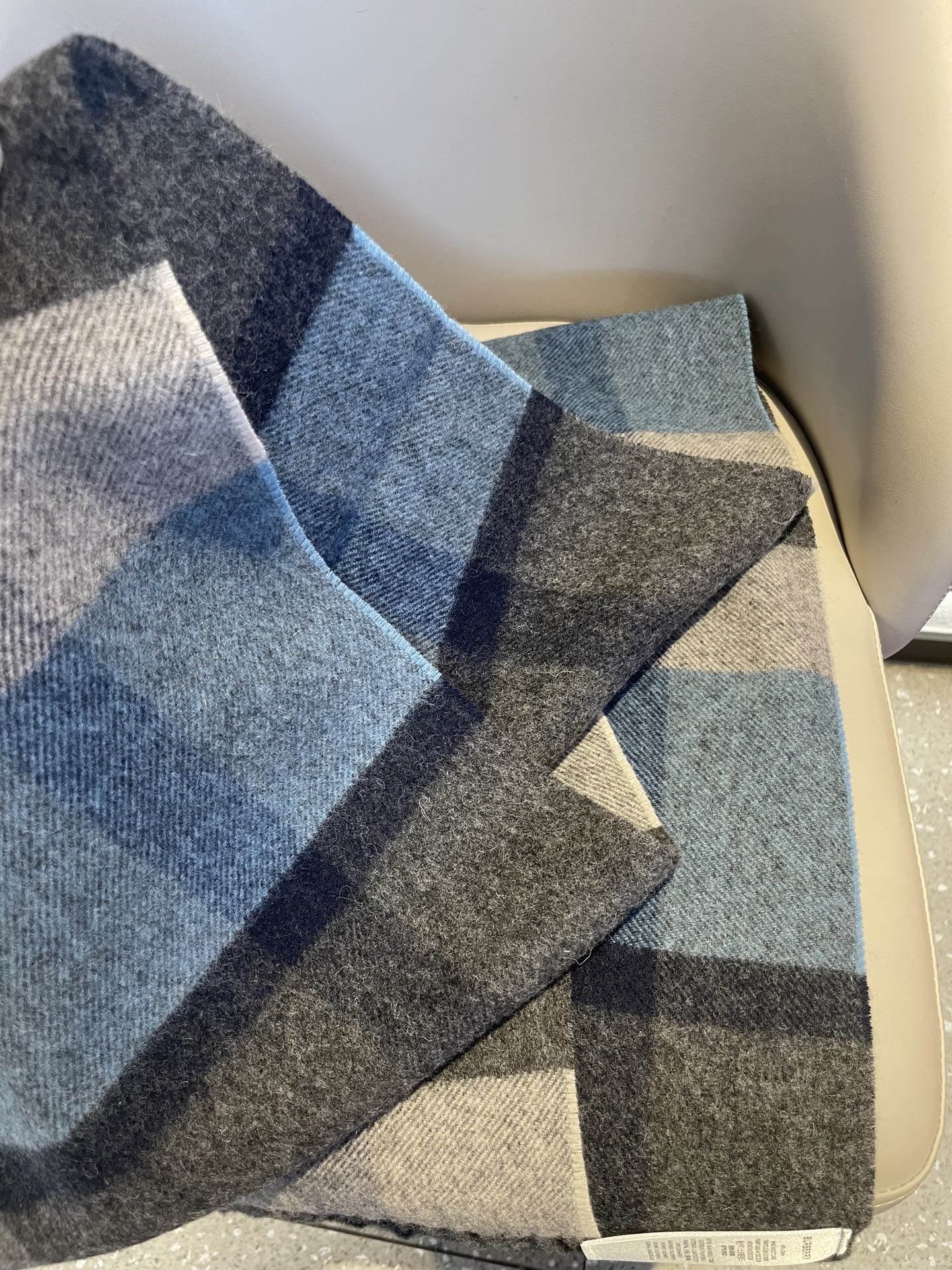 新款巴宝莉BURBERRY字母专柜款❗️ 顶级出口尾单刺绣👍货不多，下手一定要快，真心美的让人非常非常心