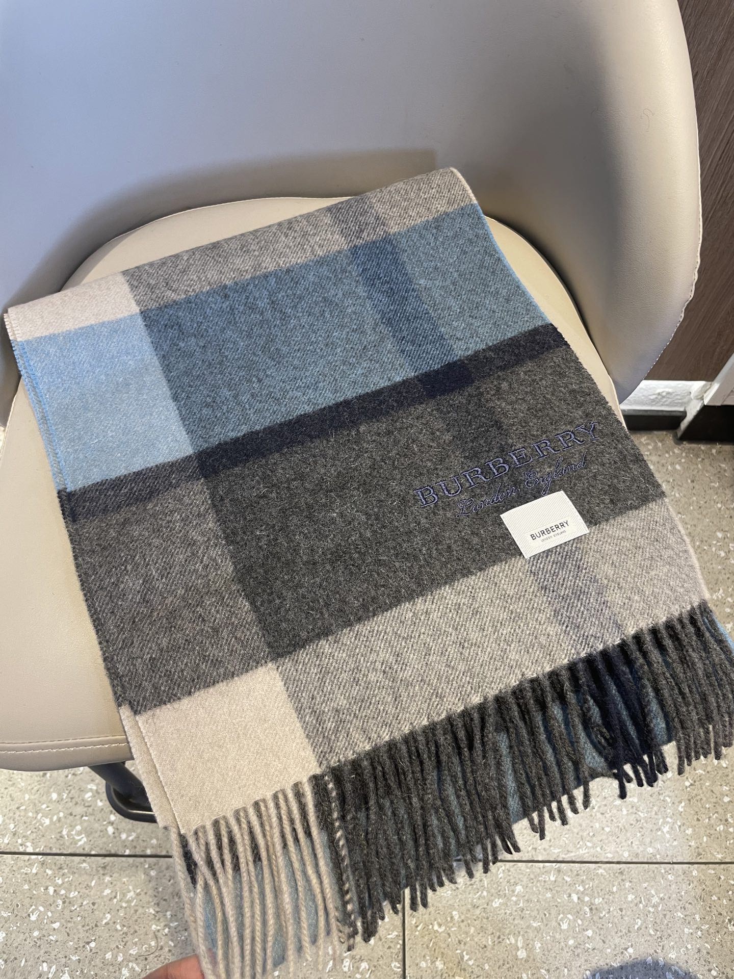 新款巴宝莉BURBERRY字母专柜款❗️ 顶级出口尾单刺绣👍货不多，下手一定要快，真心美的让人非常非常心