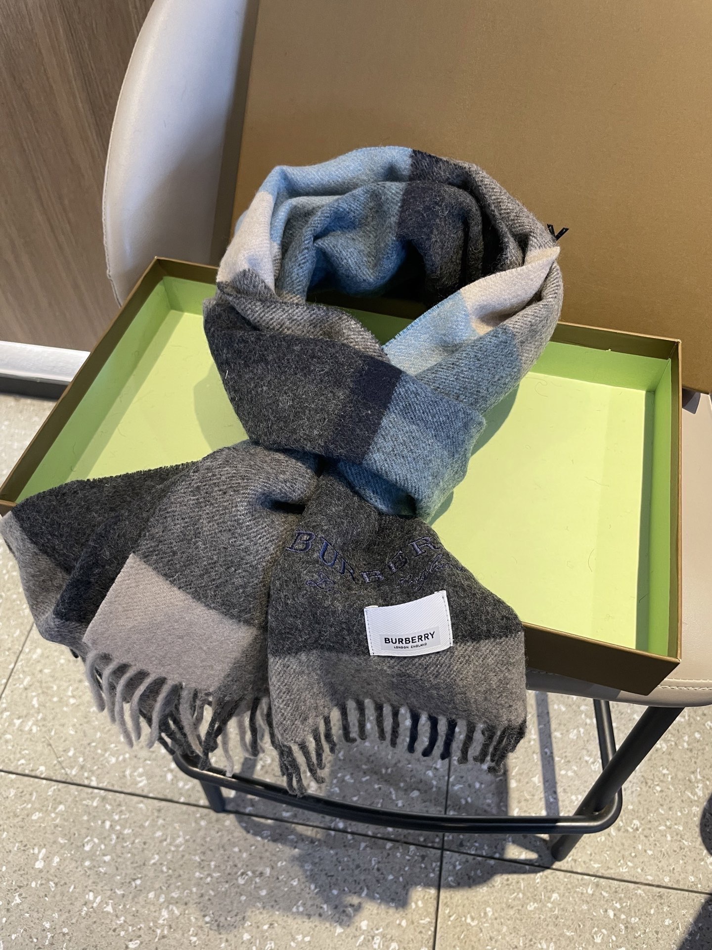 新款巴宝莉BURBERRY字母专柜款❗️ 顶级出口尾单刺绣👍货不多，下手一定要快，真心美的让人非常非常心