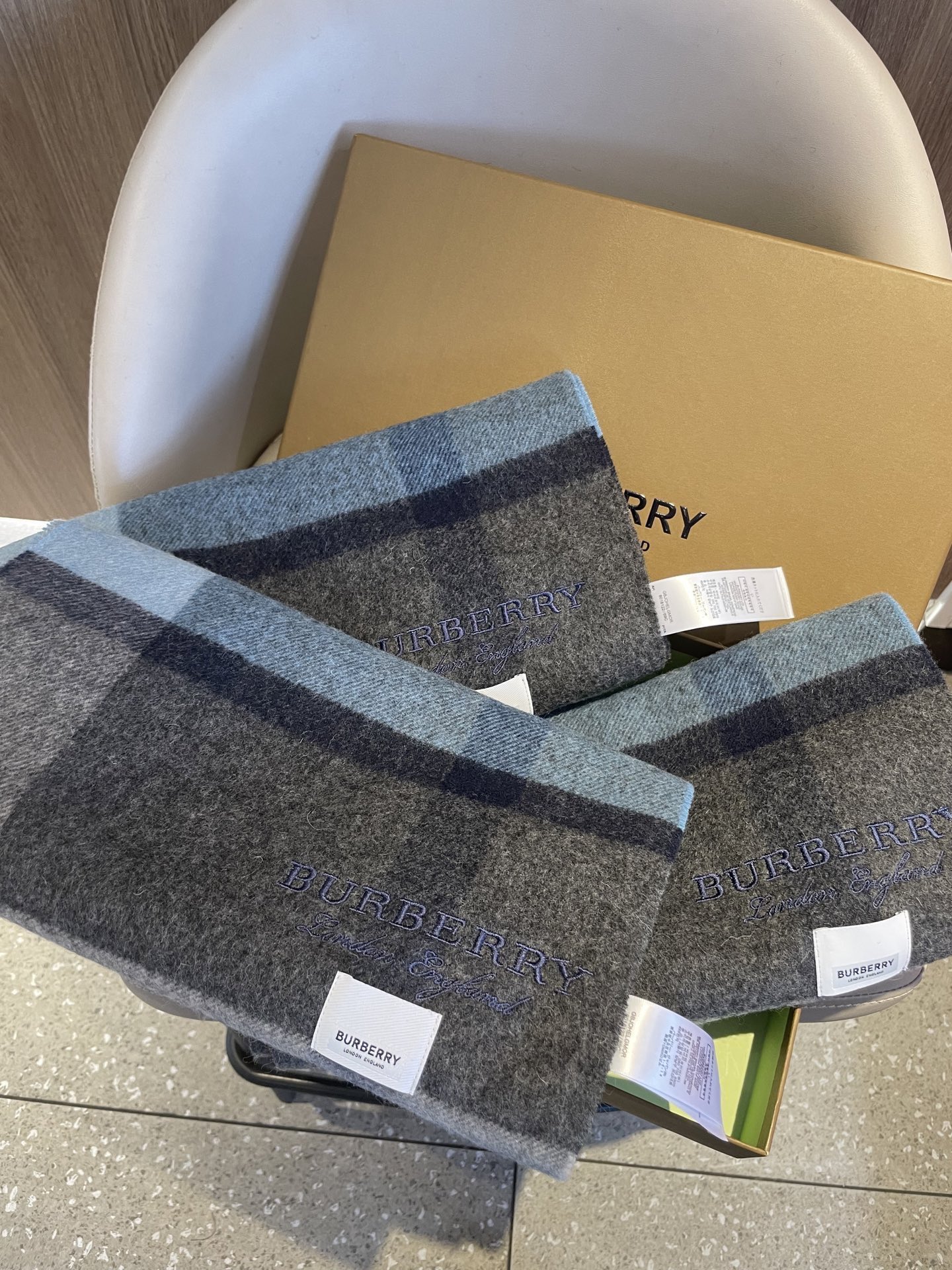 新款巴宝莉BURBERRY字母专柜款❗️ 顶级出口尾单刺绣👍货不多，下手一定要快，真心美的让人非常非常心