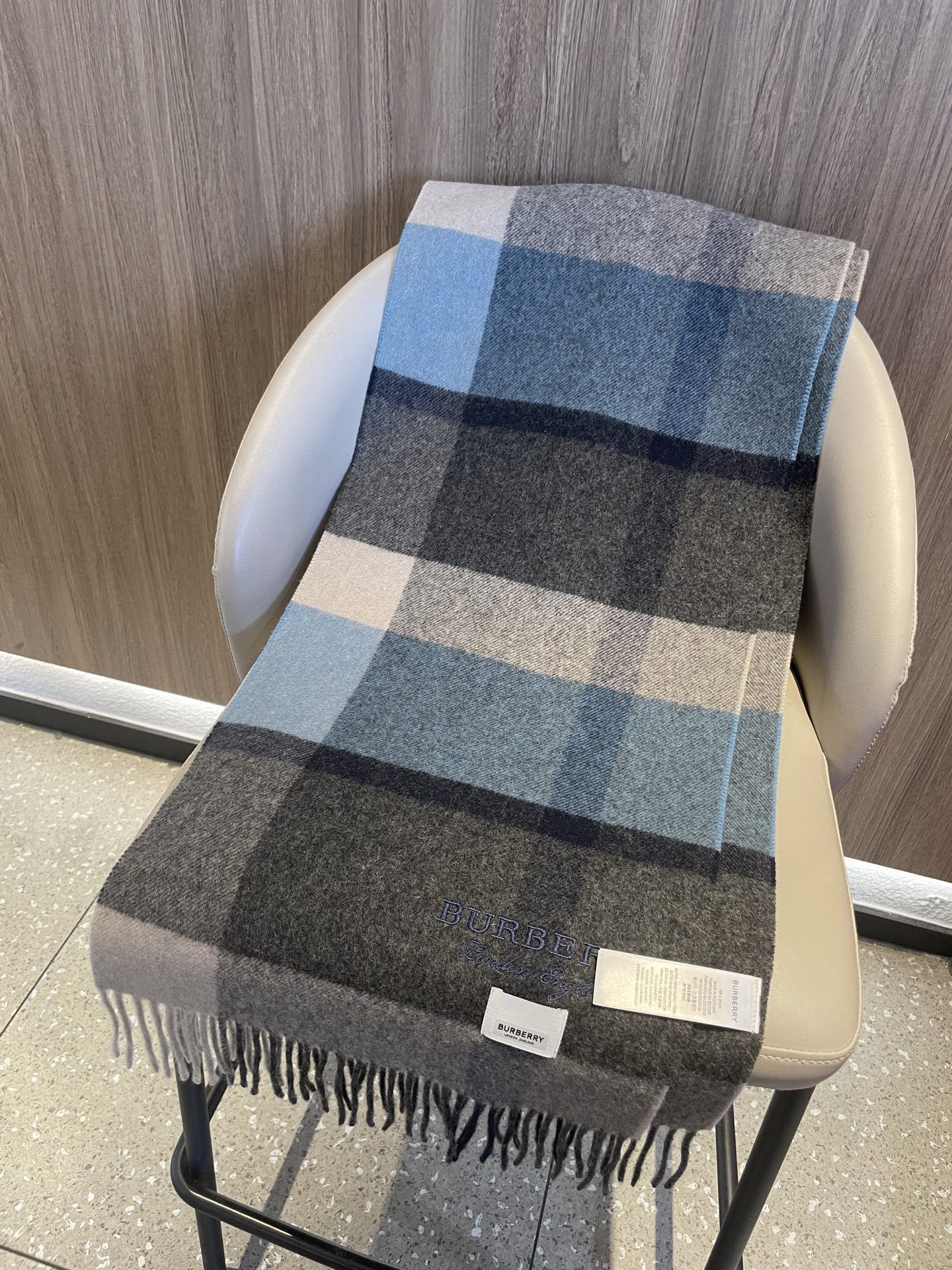 新款巴宝莉BURBERRY字母专柜款❗️ 顶级出口尾单刺绣👍货不多，下手一定要快，真心美的让人非常非常心