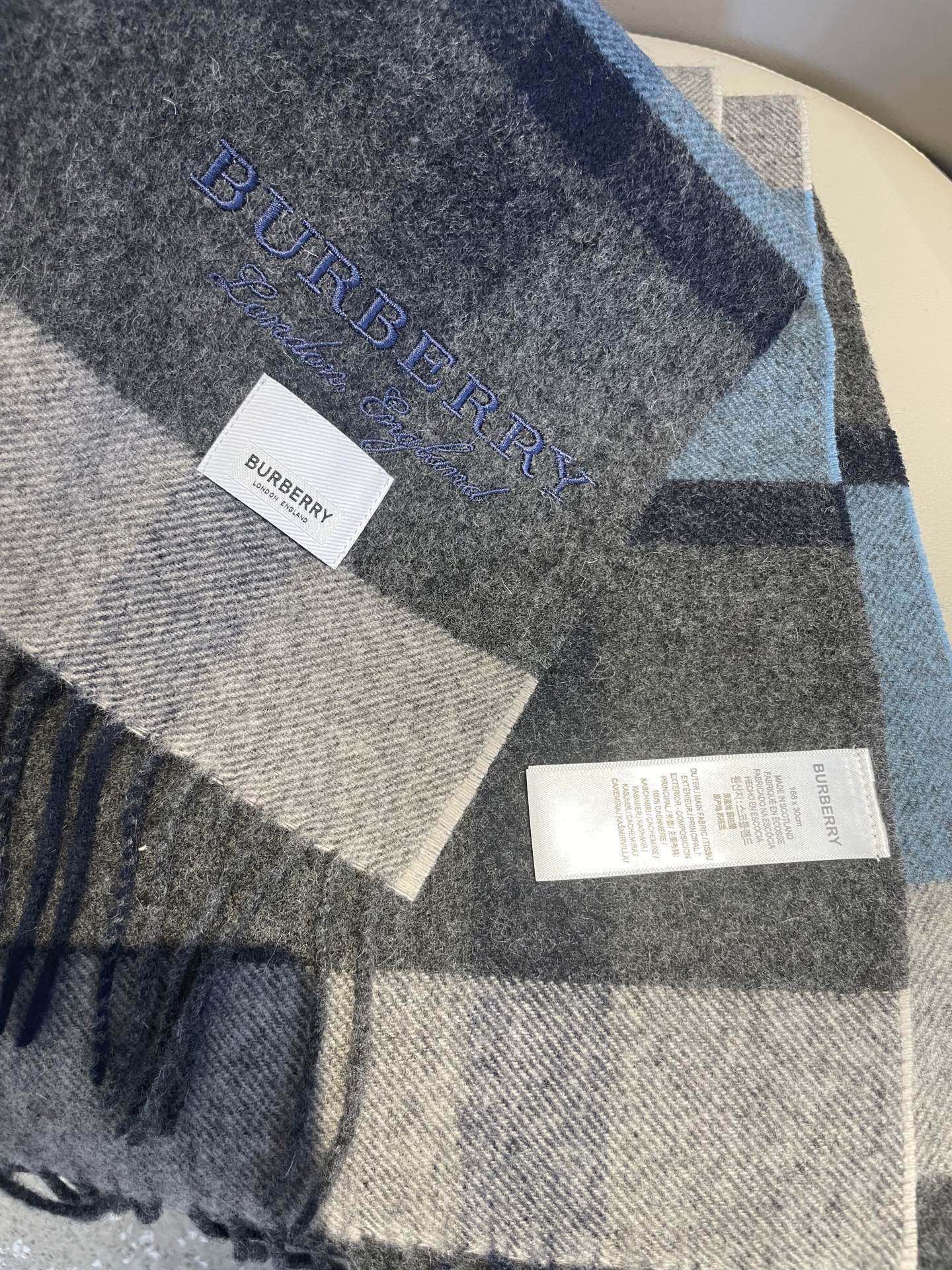 新款巴宝莉BURBERRY字母专柜款❗️ 顶级出口尾单刺绣👍货不多，下手一定要快，真心美的让人非常非常心