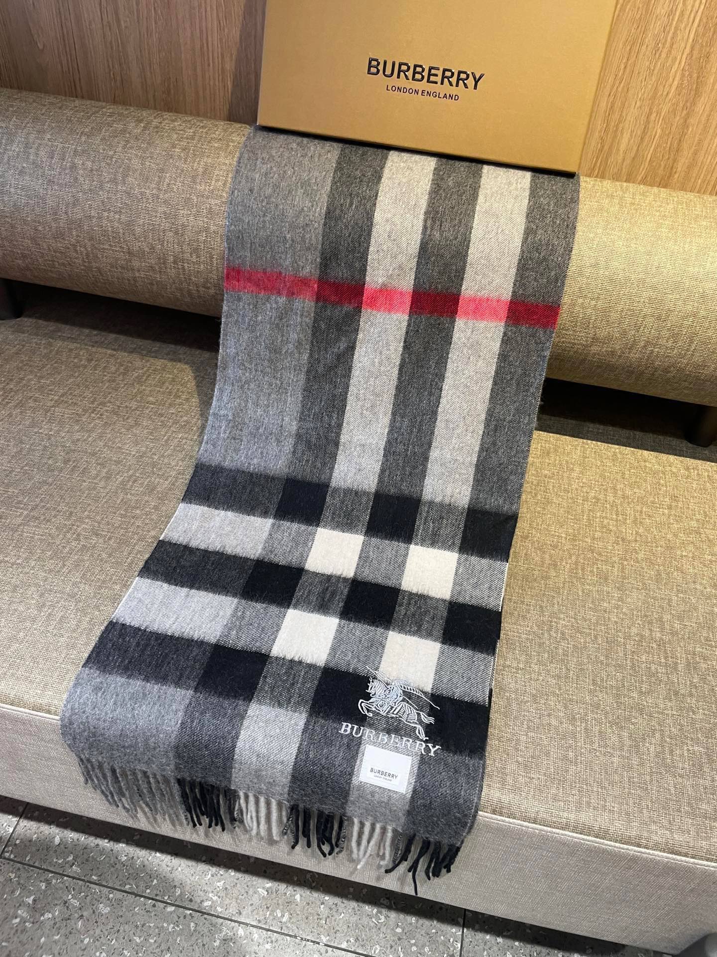 新款巴宝莉BURBERRY字母专柜款❗️ 顶级出口尾单刺绣👍货不多，下手一定要快，真心美的让人非常非常心