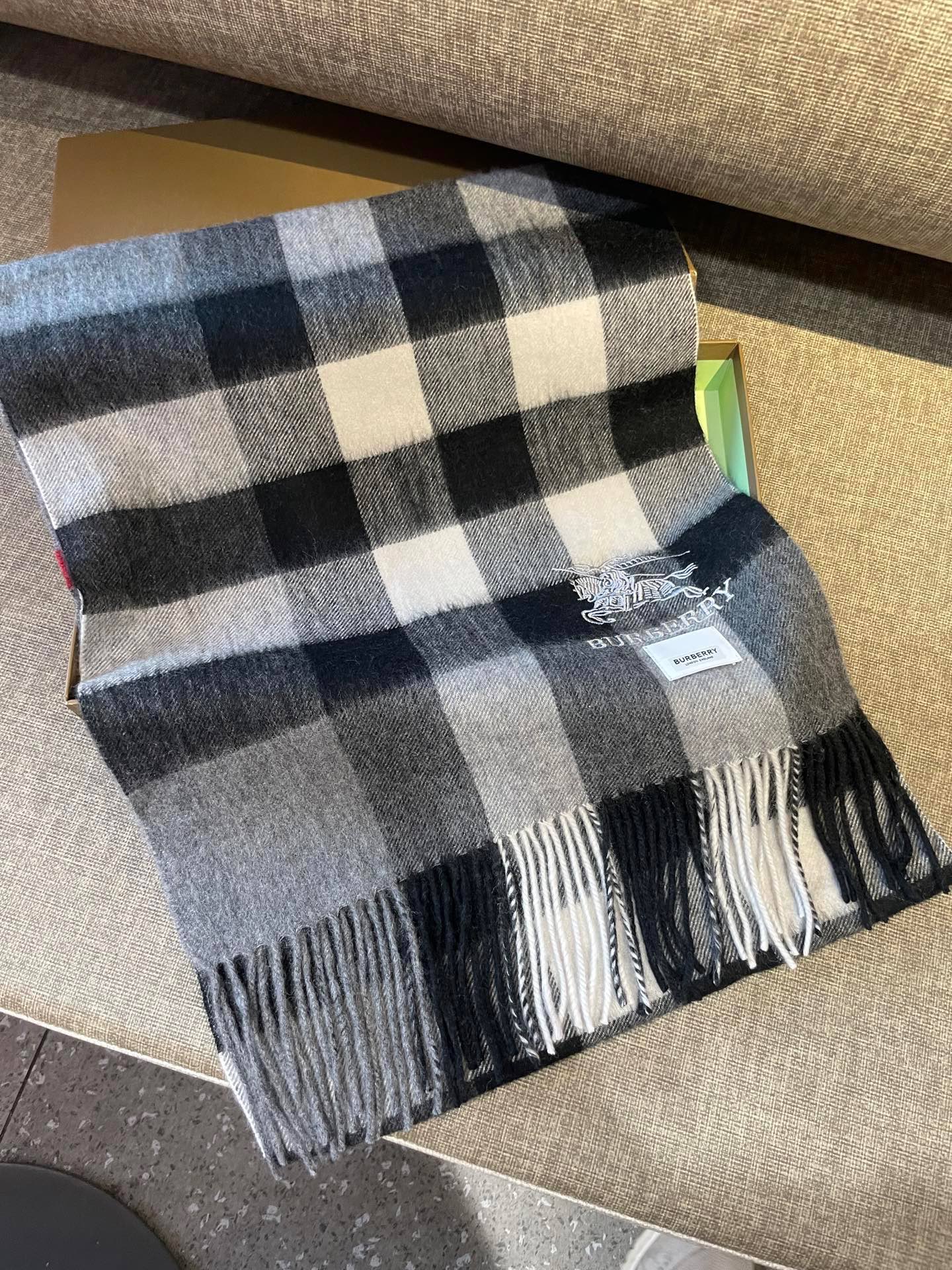 新款巴宝莉BURBERRY字母专柜款❗️ 顶级出口尾单刺绣👍货不多，下手一定要快，真心美的让人非常非常心