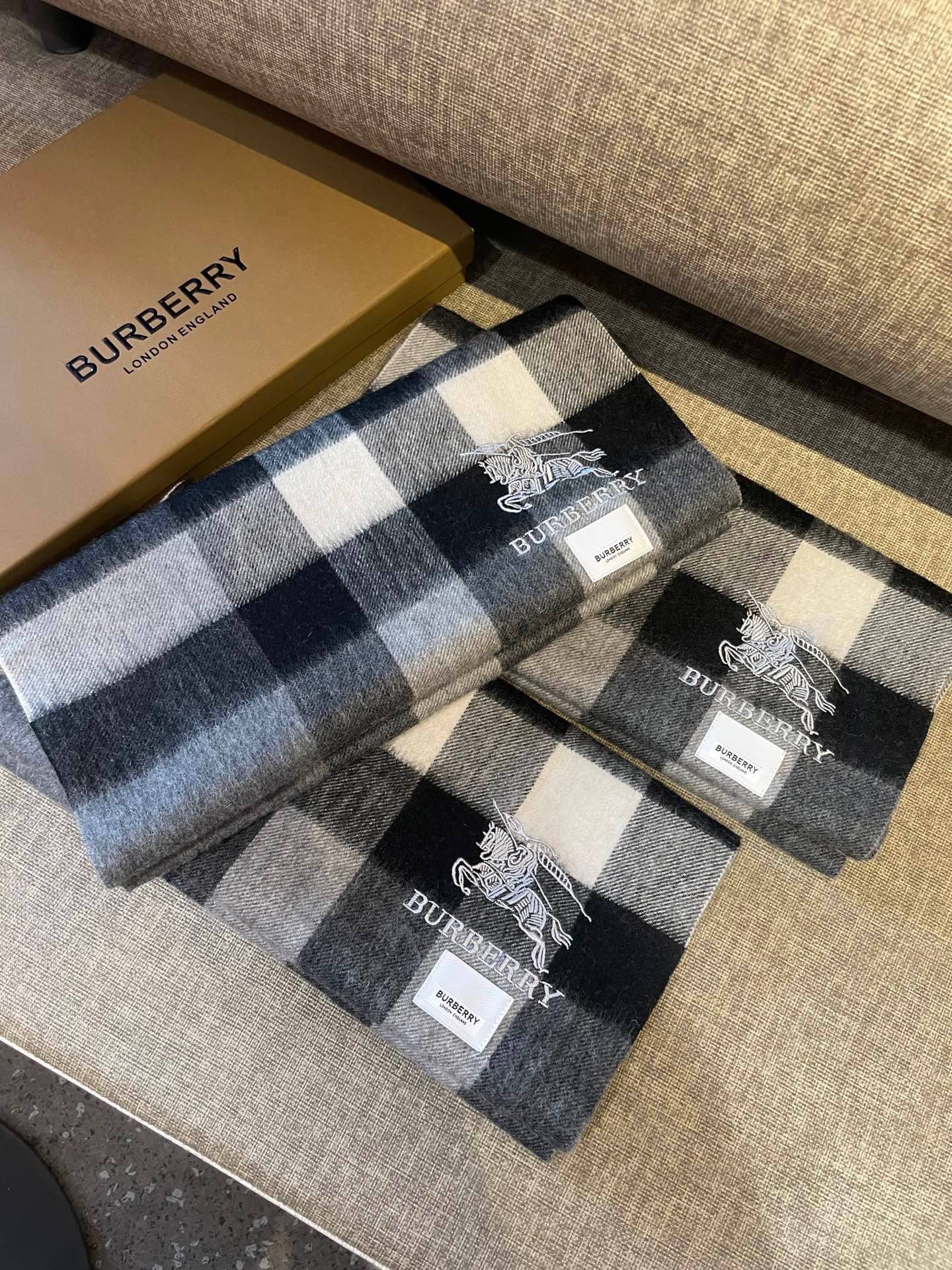 新款巴宝莉BURBERRY字母专柜款❗️ 顶级出口尾单刺绣👍货不多，下手一定要快，真心美的让人非常非常心