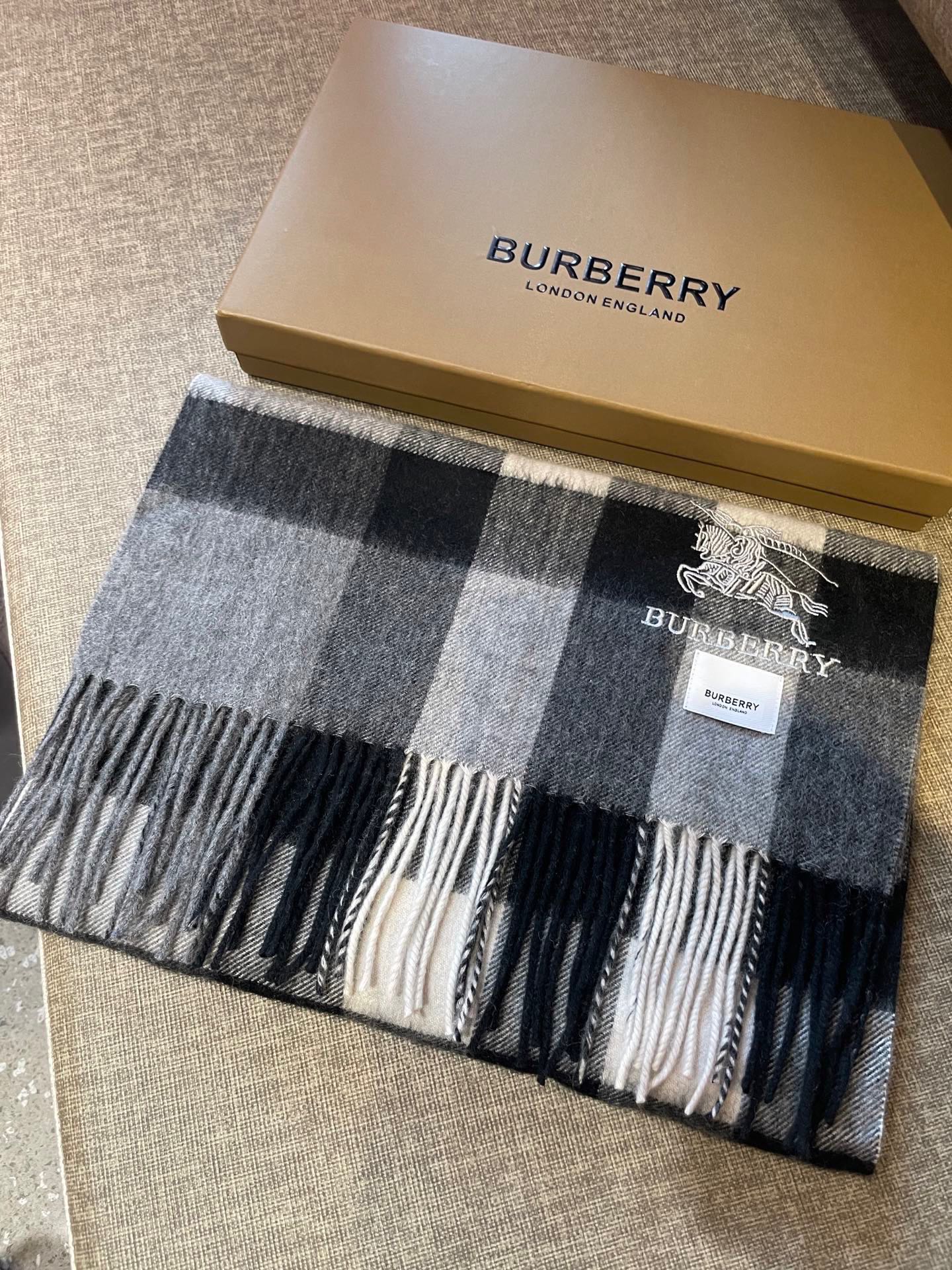 新款巴宝莉BURBERRY字母专柜款❗️ 顶级出口尾单刺绣👍货不多，下手一定要快，真心美的让人非常非常心