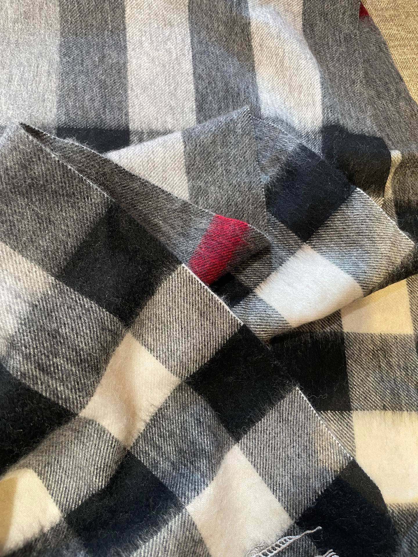 新款巴宝莉BURBERRY字母专柜款❗️ 顶级出口尾单刺绣👍货不多，下手一定要快，真心美的让人非常非常心