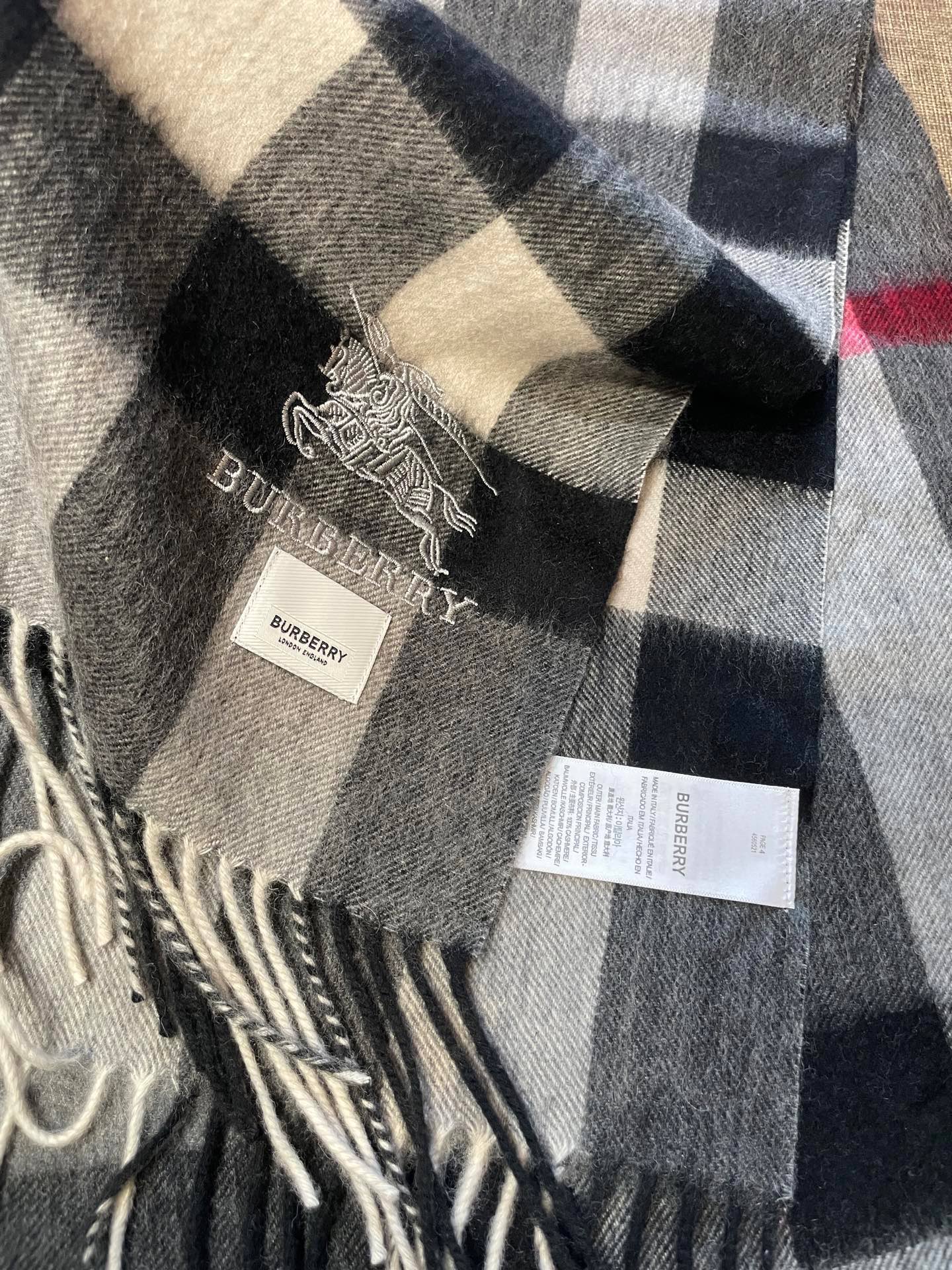 新款巴宝莉BURBERRY字母专柜款❗️ 顶级出口尾单刺绣👍货不多，下手一定要快，真心美的让人非常非常心