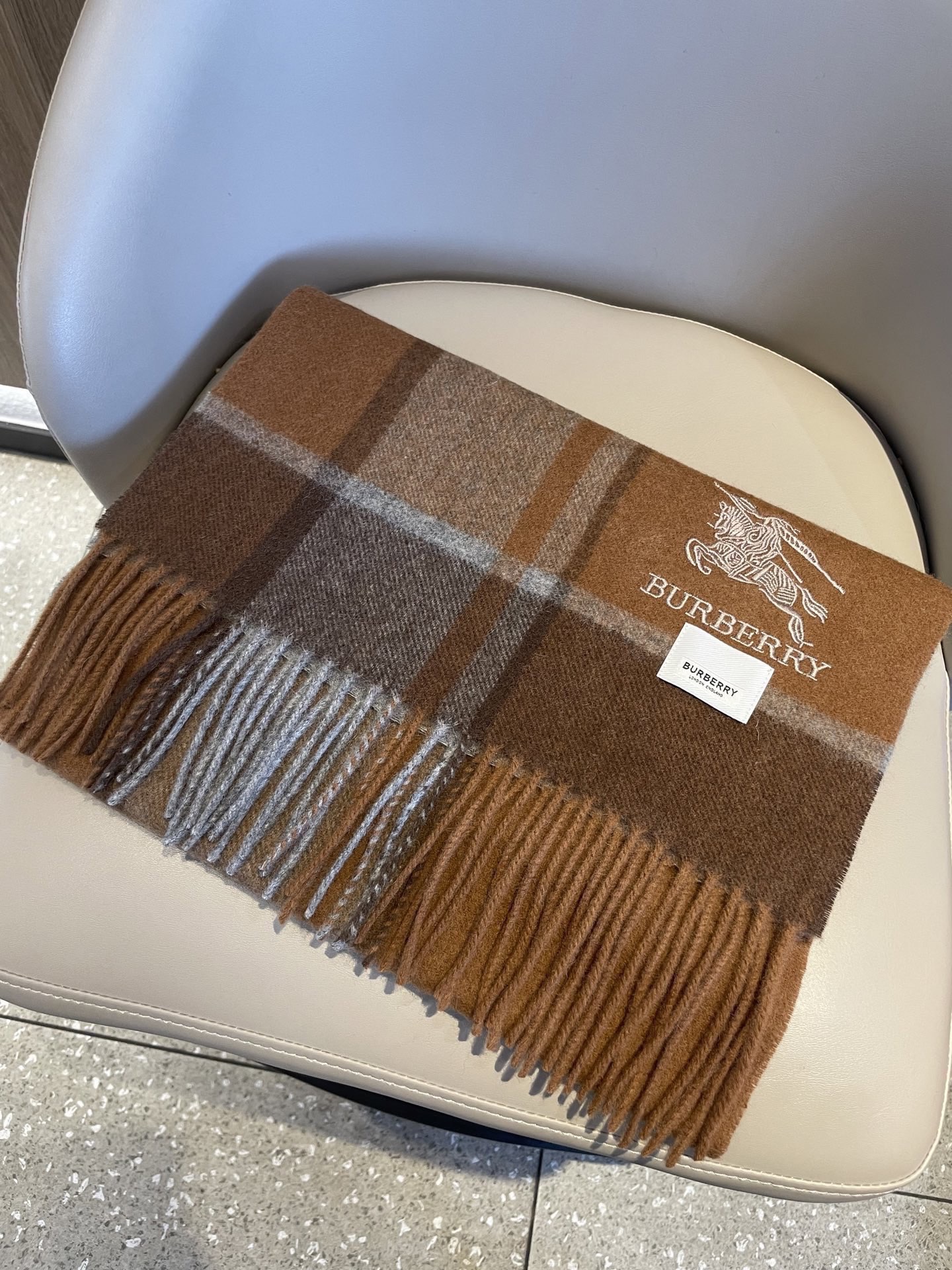 新款巴宝莉BURBERRY字母专柜款❗️ 顶级出口尾单刺绣👍货不多，下手一定要快，真心美的让人非常非常心