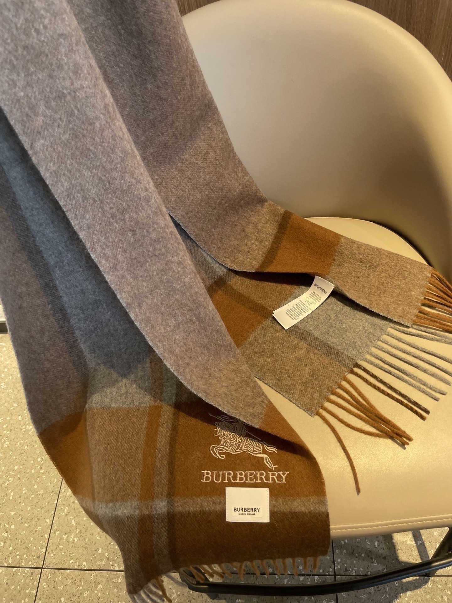新款巴宝莉BURBERRY字母专柜款❗️ 顶级出口尾单刺绣👍货不多，下手一定要快，真心美的让人非常非常心