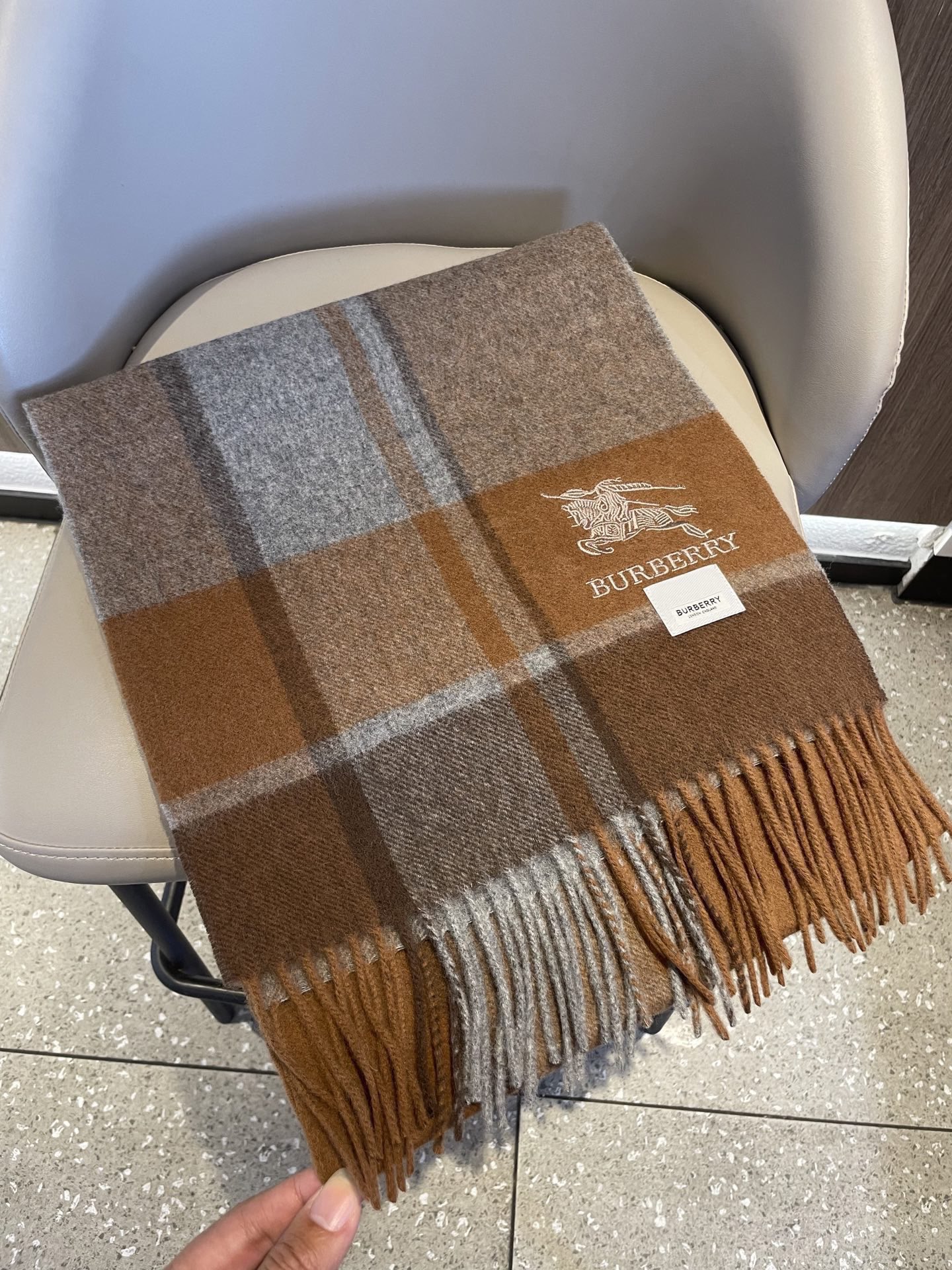 新款巴宝莉BURBERRY字母专柜款❗️ 顶级出口尾单刺绣👍货不多，下手一定要快，真心美的让人非常非常心