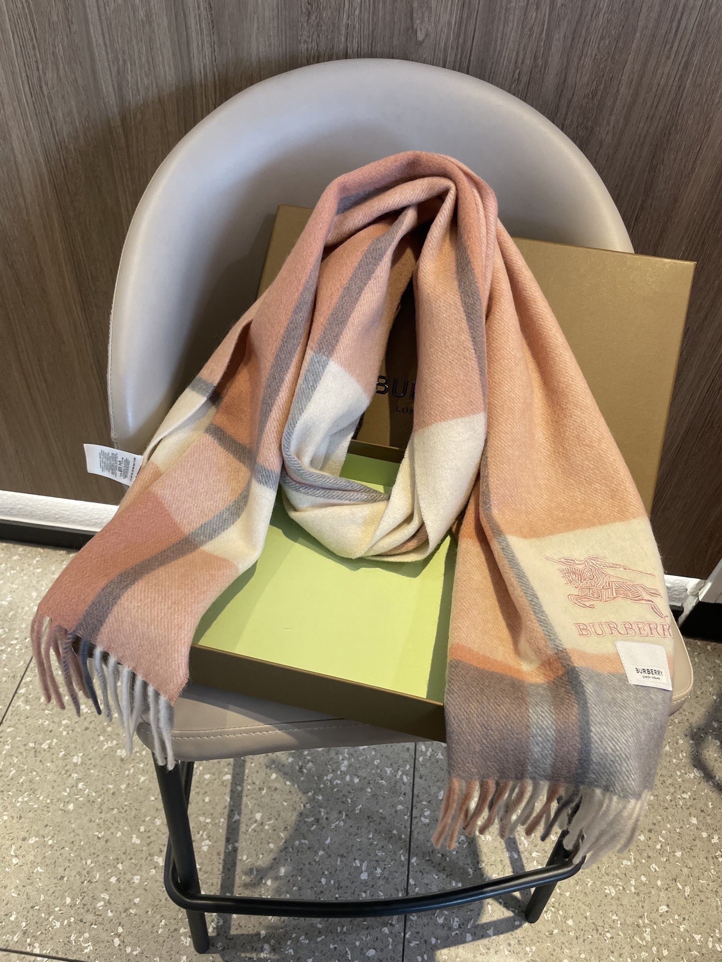 新款巴宝莉BURBERRY字母专柜款❗️ 顶级出口尾单刺绣👍货不多，下手一定要快，真心美的让人非常非常心