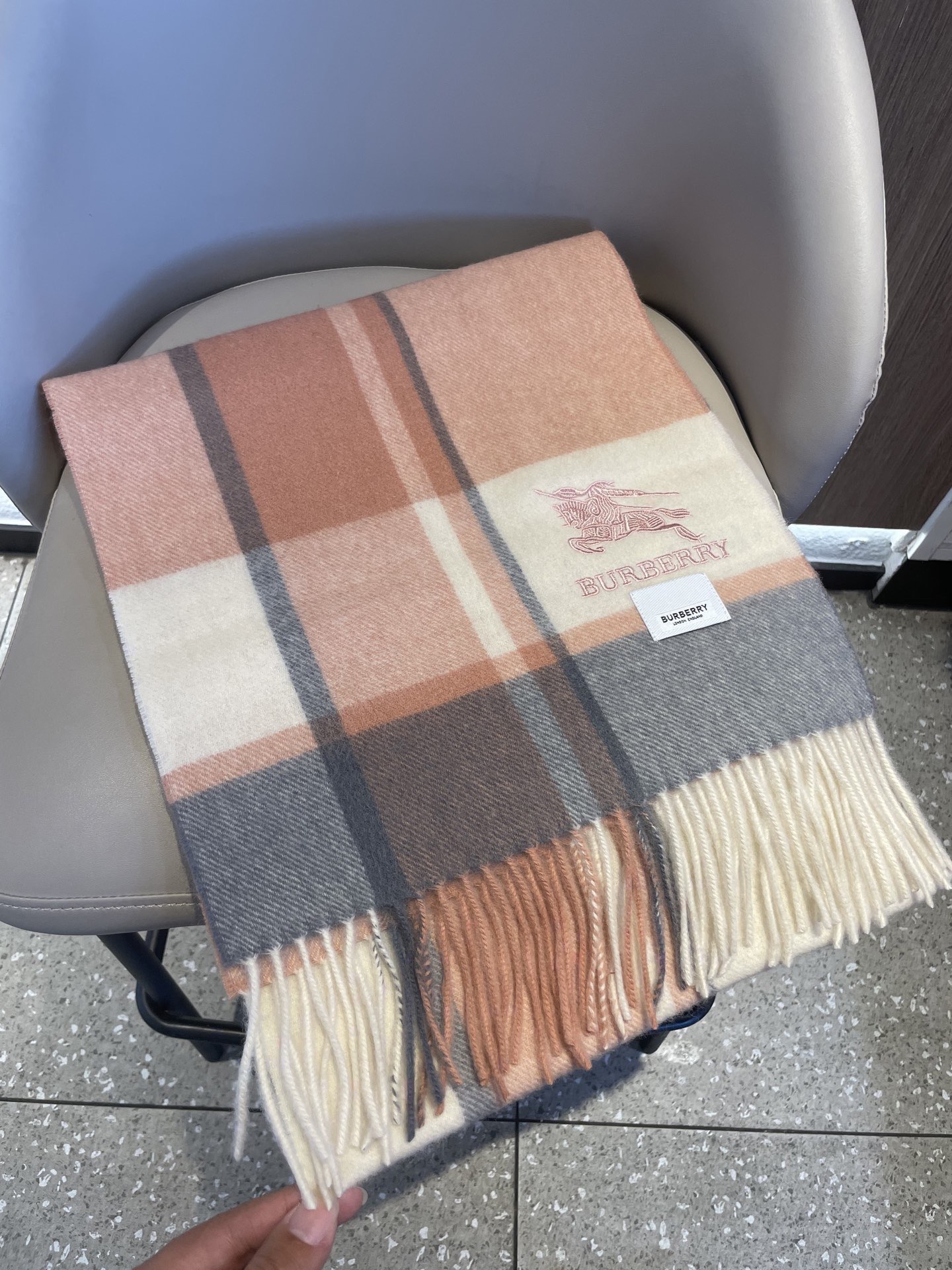 新款巴宝莉BURBERRY字母专柜款❗️ 顶级出口尾单刺绣👍货不多，下手一定要快，真心美的让人非常非常心