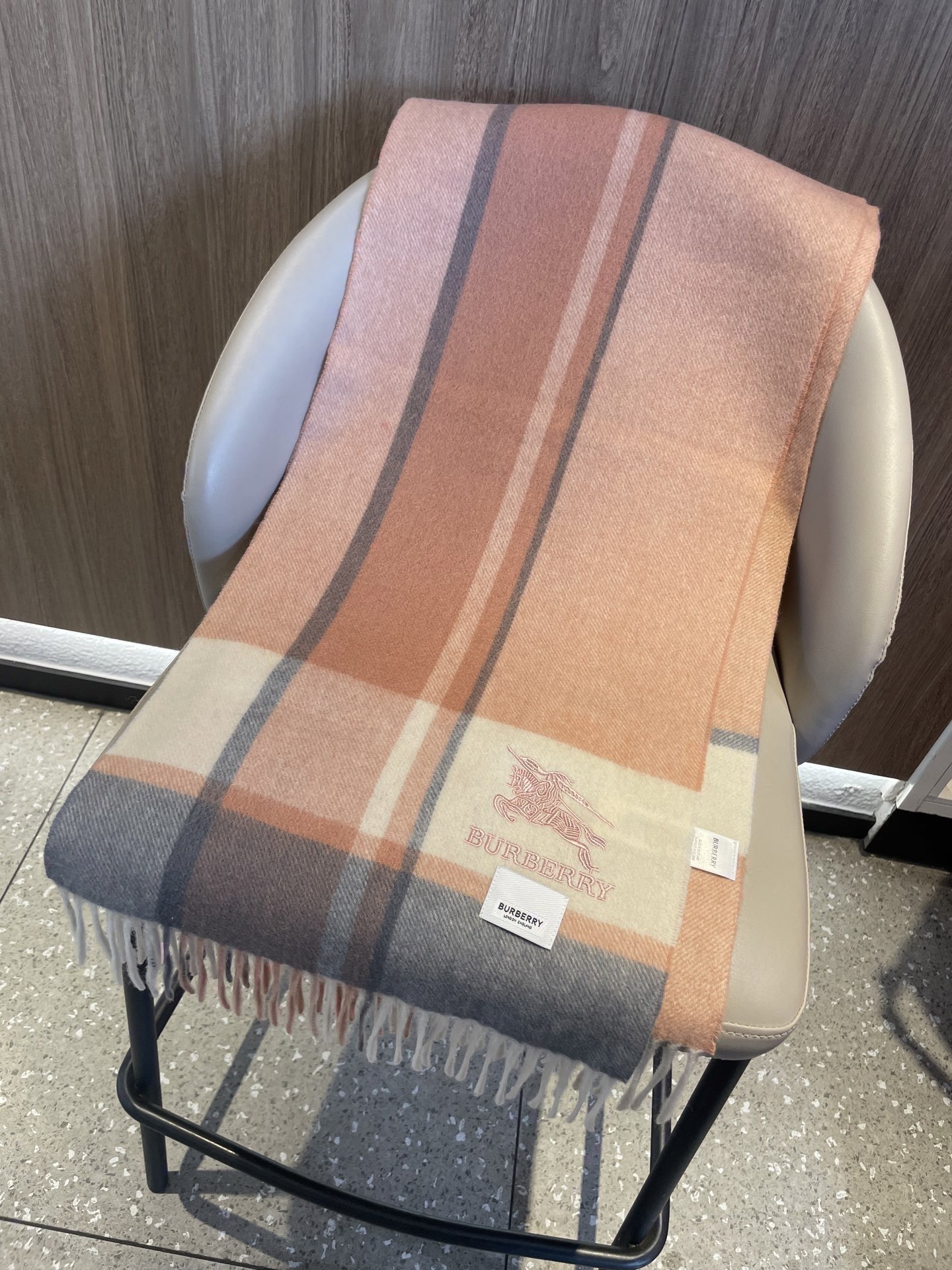 新款巴宝莉BURBERRY字母专柜款❗️ 顶级出口尾单刺绣👍货不多，下手一定要快，真心美的让人非常非常心