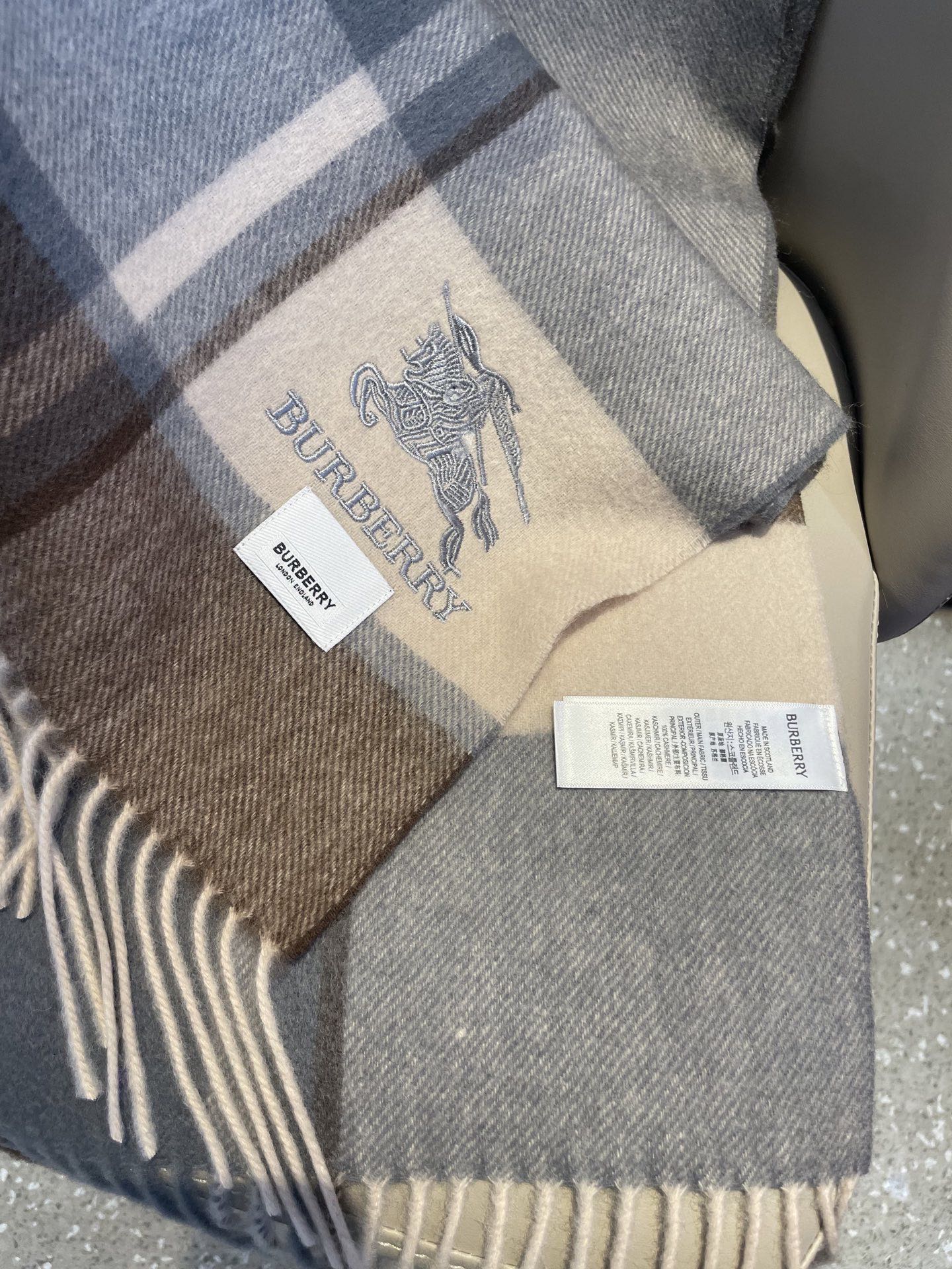 新款巴宝莉BURBERRY字母专柜款❗️ 顶级出口尾单刺绣👍货不多，下手一定要快，真心美的让人非常非常心