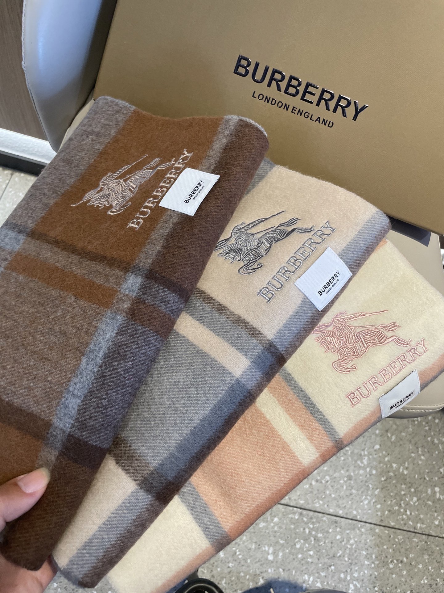 新款巴宝莉BURBERRY字母专柜款❗️ 顶级出口尾单刺绣👍货不多，下手一定要快，真心美的让人非常非常心