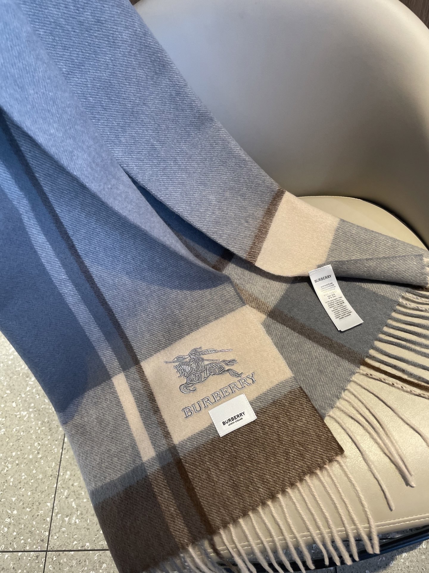 新款巴宝莉BURBERRY字母专柜款❗️ 顶级出口尾单刺绣👍货不多，下手一定要快，真心美的让人非常非常心