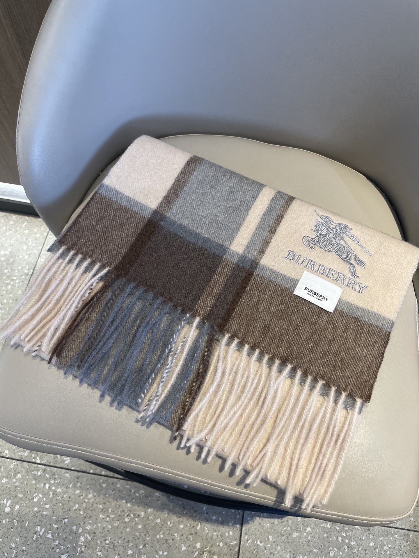 新款巴宝莉BURBERRY字母专柜款❗️ 顶级出口尾单刺绣👍货不多，下手一定要快，真心美的让人非常非常心