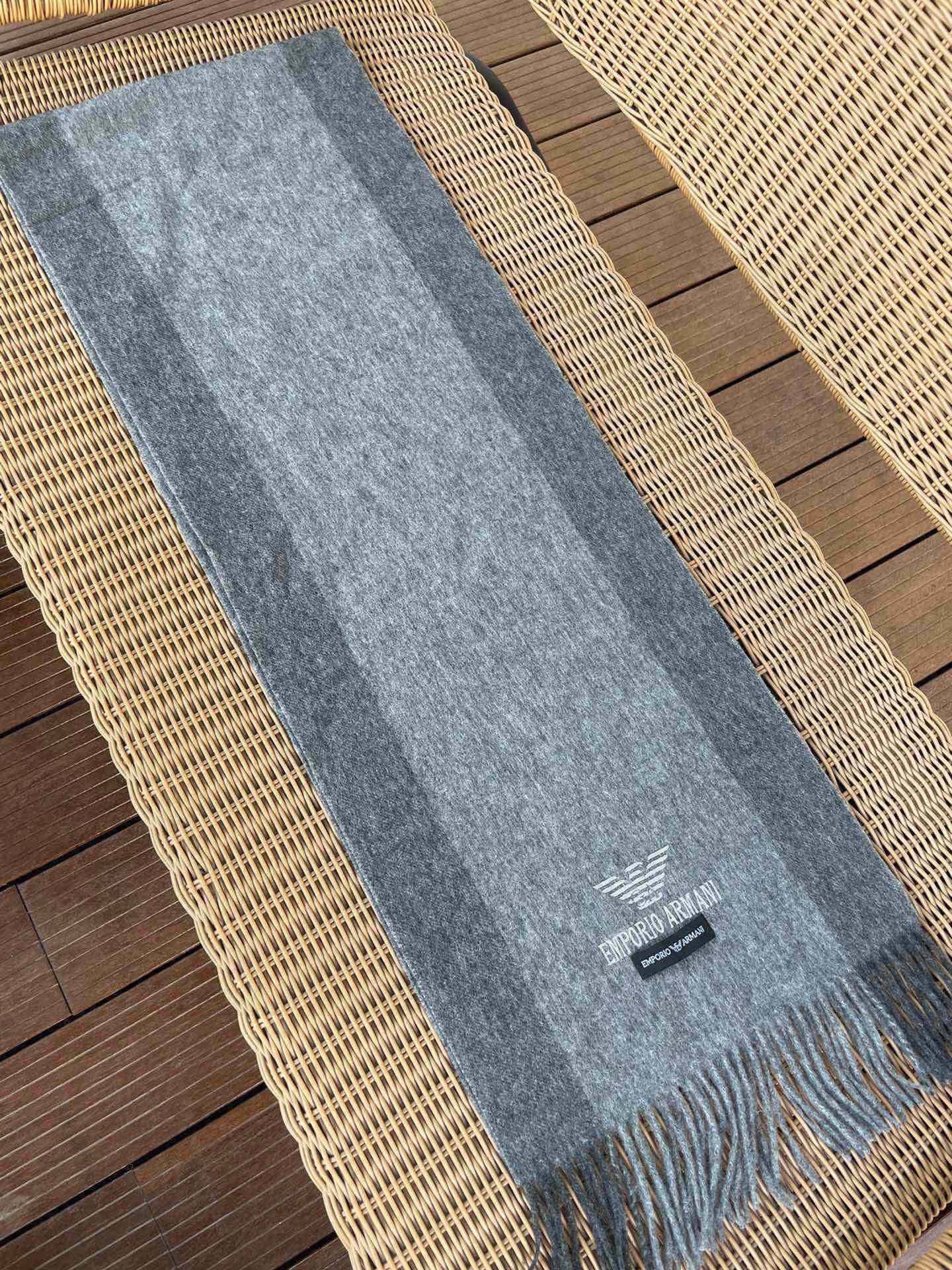 。阿玛尼海外专柜条纹拼色最新男士羊羔毛围巾～惊爆上架🎉国内专柜都没上架，从款式到面料都很赞🎻，经典的条纹