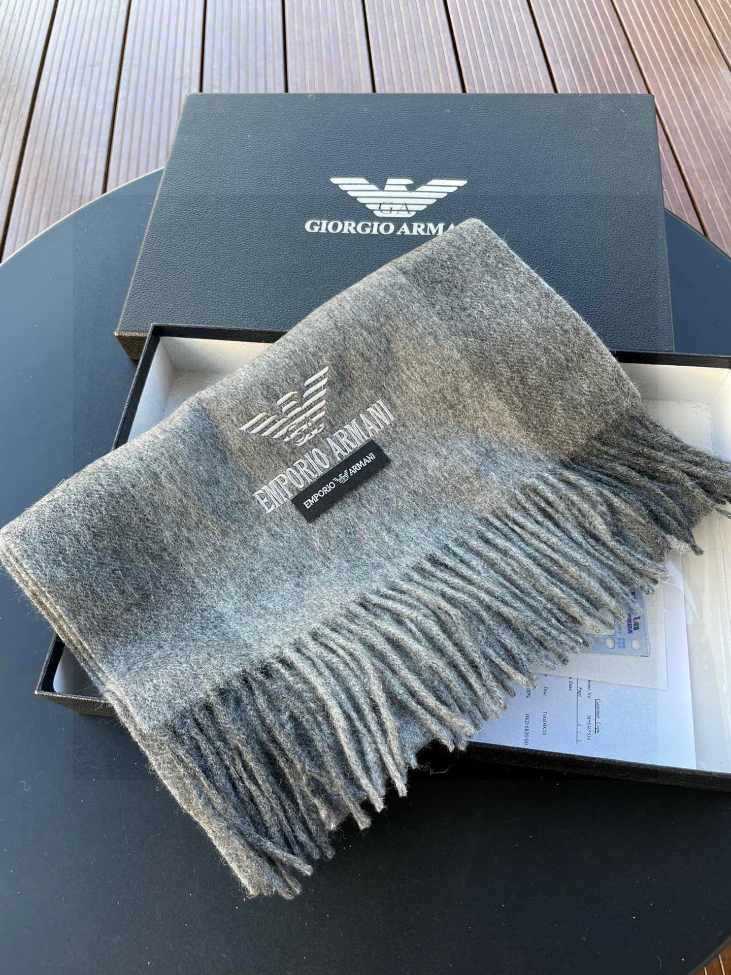 。阿玛尼海外专柜条纹拼色最新男士羊羔毛围巾～惊爆上架🎉国内专柜都没上架，从款式到面料都很赞🎻，经典的条纹