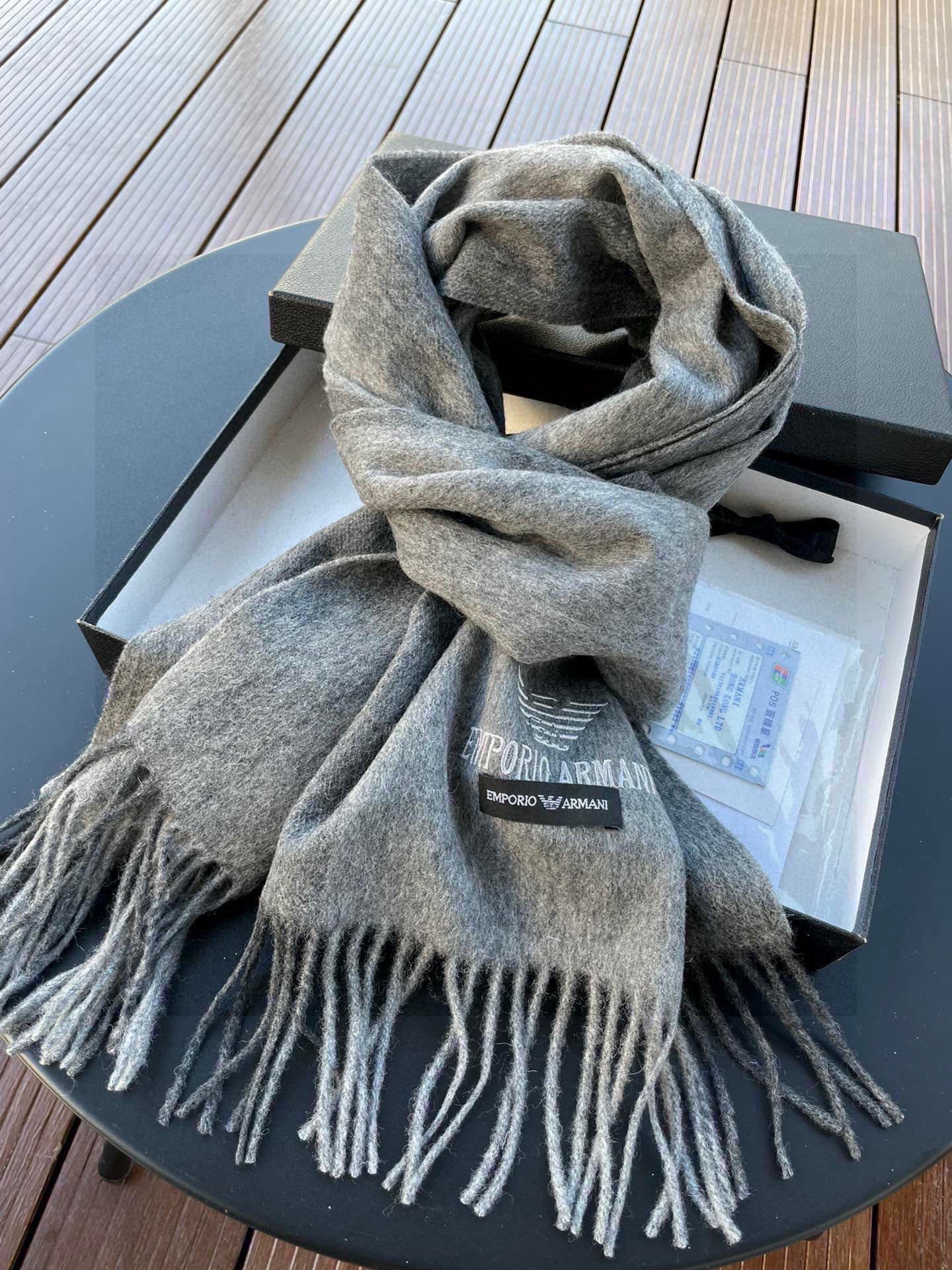 。阿玛尼海外专柜条纹拼色最新男士羊羔毛围巾～惊爆上架🎉国内专柜都没上架，从款式到面料都很赞🎻，经典的条纹