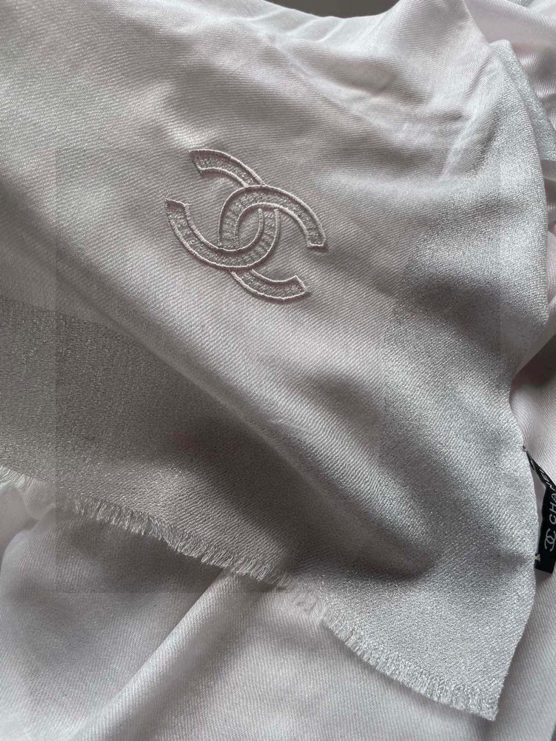 香奈儿顶级旷世绝美👼，👏小香风绝美百搭款💋专柜限量哦‼有钱都很难订到💛💙💜顶级纯羊绒，品质上乘✨精美LO