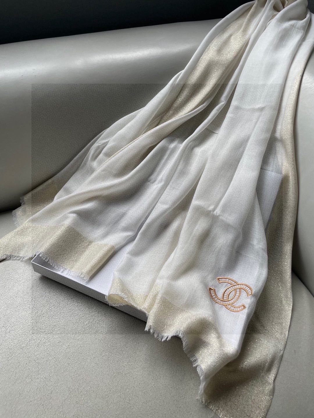 香奈儿顶级旷世绝美👼，👏小香风绝美百搭款💋专柜限量哦‼有钱都很难订到💛💙💜顶级纯羊绒，品质上乘✨精美LO