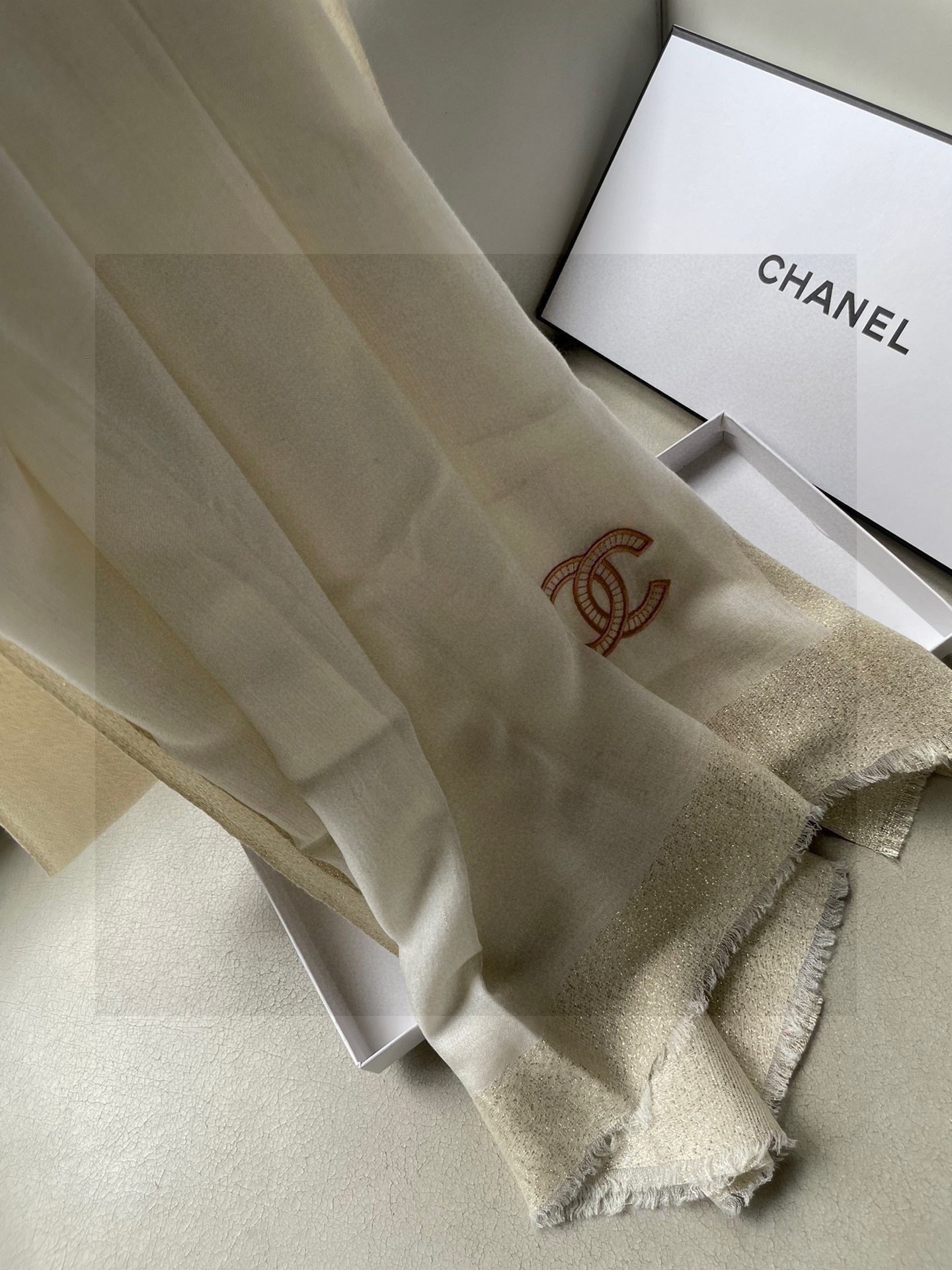 香奈儿顶级旷世绝美👼，👏小香风绝美百搭款💋专柜限量哦‼有钱都很难订到💛💙💜顶级纯羊绒，品质上乘✨精美LO