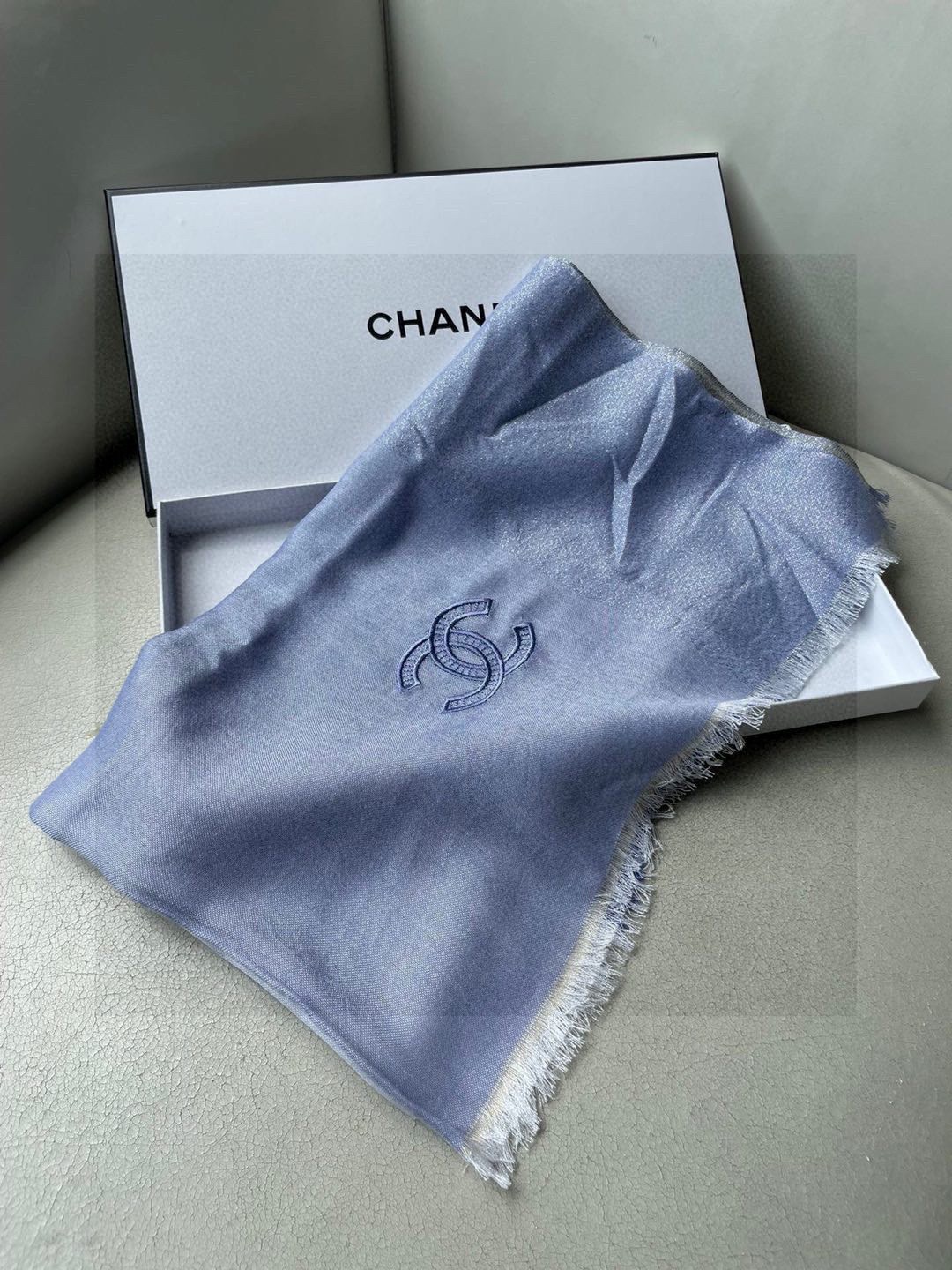 香奈儿顶级旷世绝美👼，👏小香风绝美百搭款💋专柜限量哦‼有钱都很难订到💛💙💜顶级纯羊绒，品质上乘✨精美LO