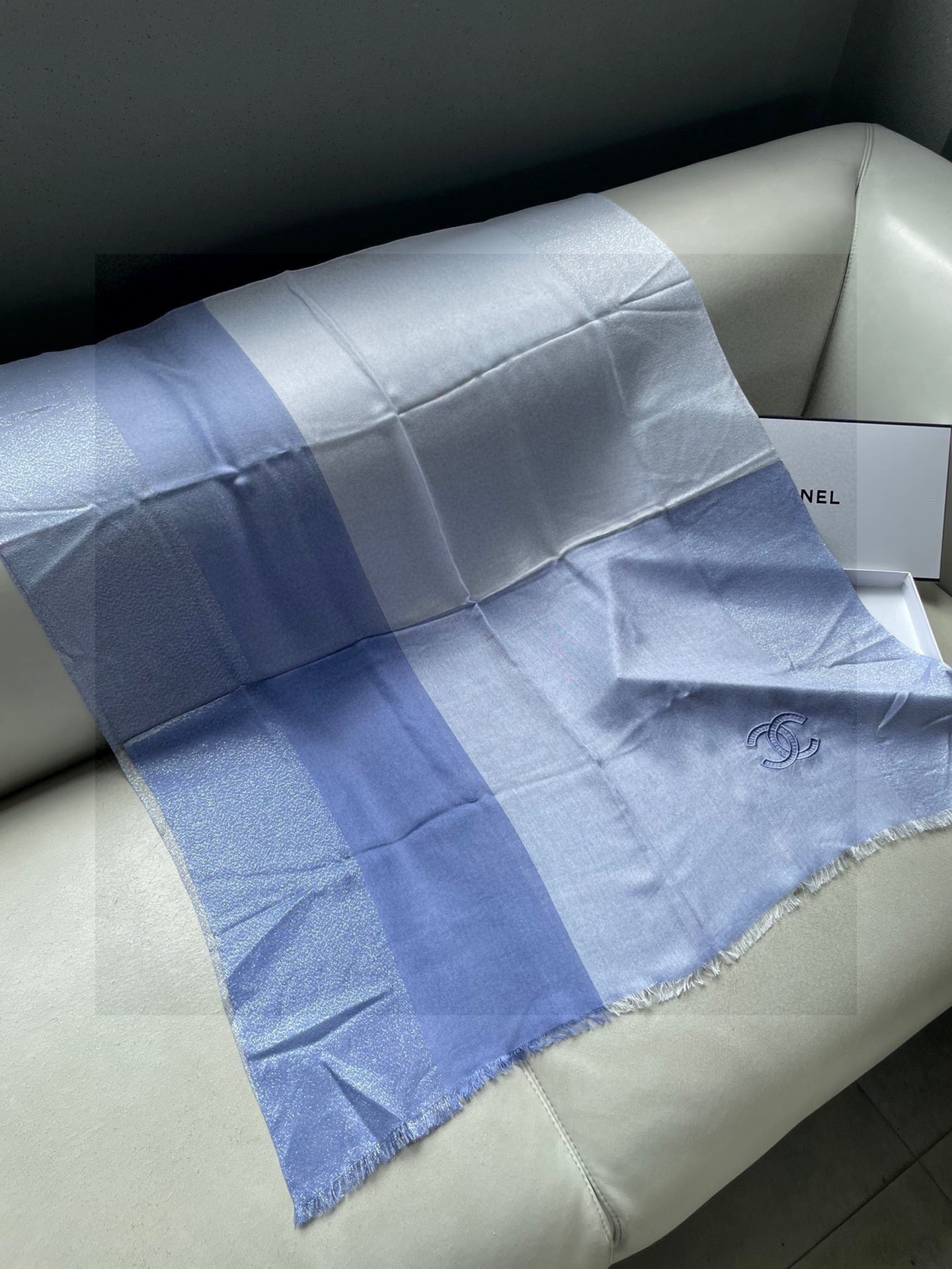 香奈儿顶级旷世绝美👼，👏小香风绝美百搭款💋专柜限量哦‼有钱都很难订到💛💙💜顶级纯羊绒，品质上乘✨精美LO