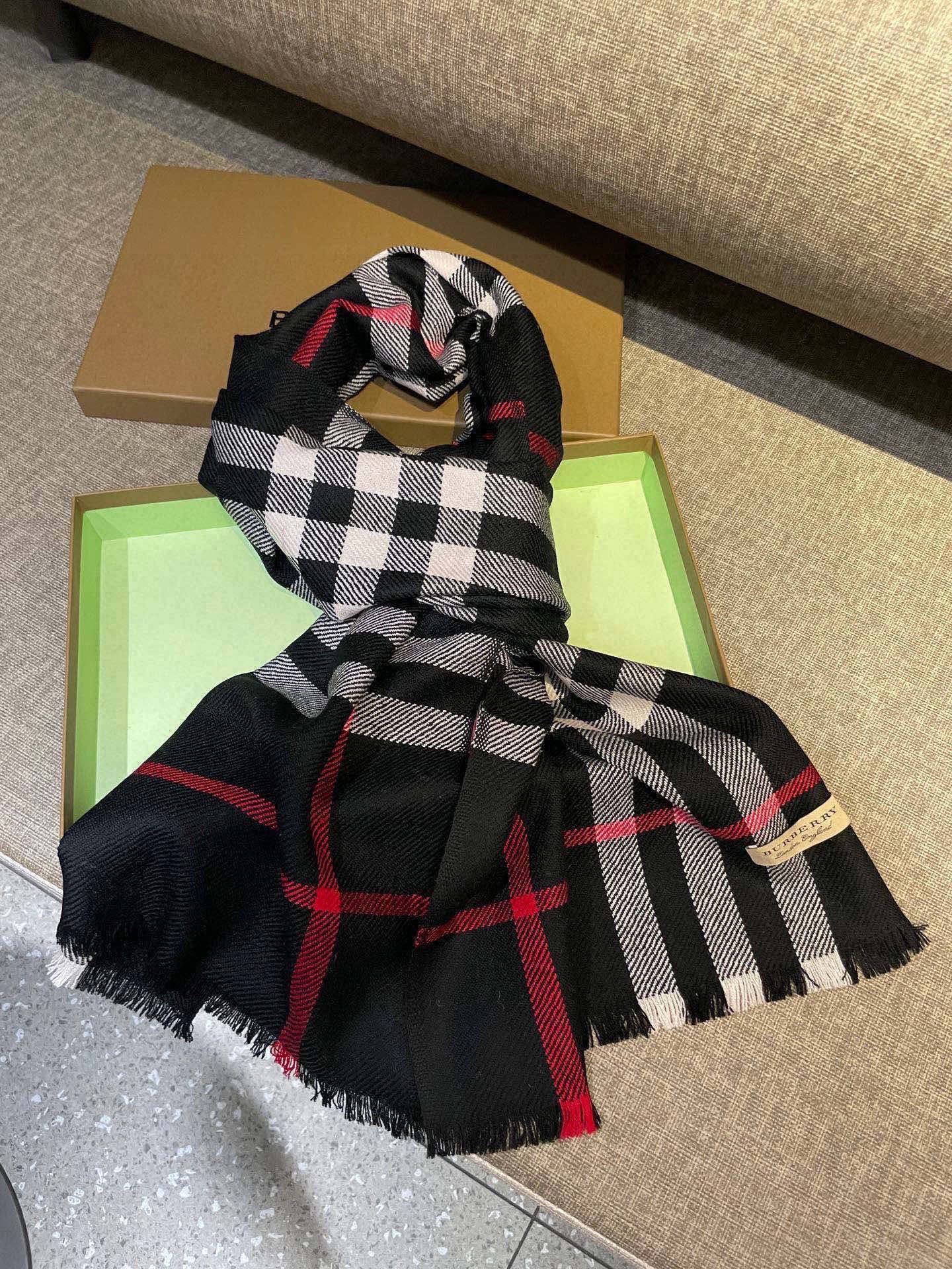 同步官网，巴宝莉经典时尚的情怀。日常时髦实用款】Burberry新款，真的无敌时髦百搭！！独有的格调，这