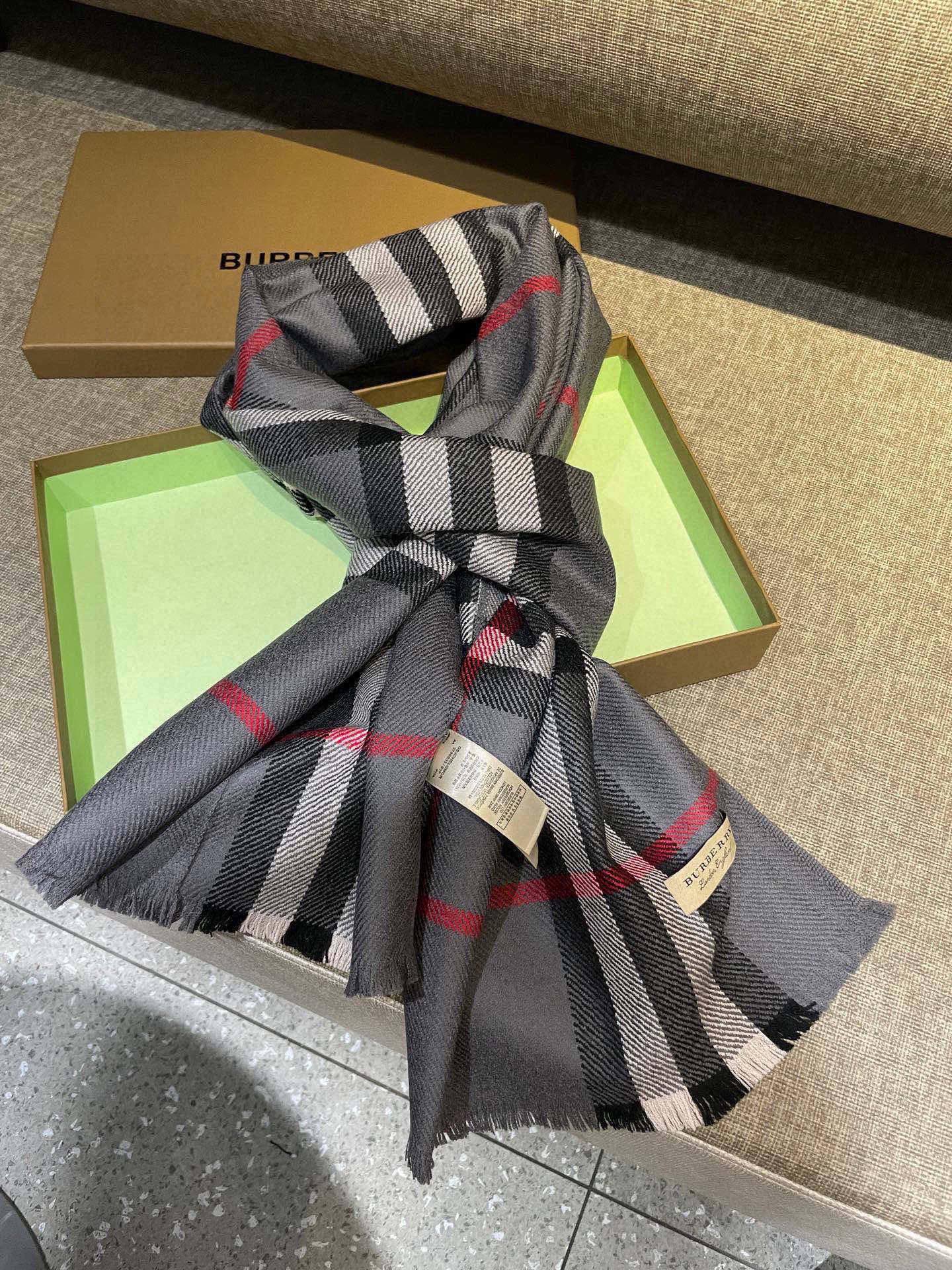 同步官网，巴宝莉经典时尚的情怀。日常时髦实用款】Burberry新款，真的无敌时髦百搭！！独有的格调，这