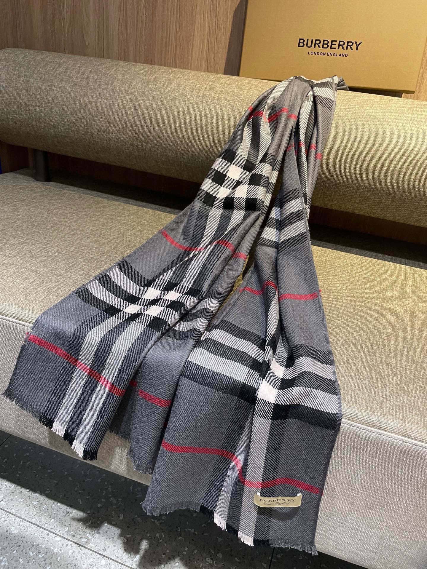 同步官网，巴宝莉经典时尚的情怀。日常时髦实用款】Burberry新款，真的无敌时髦百搭！！独有的格调，这