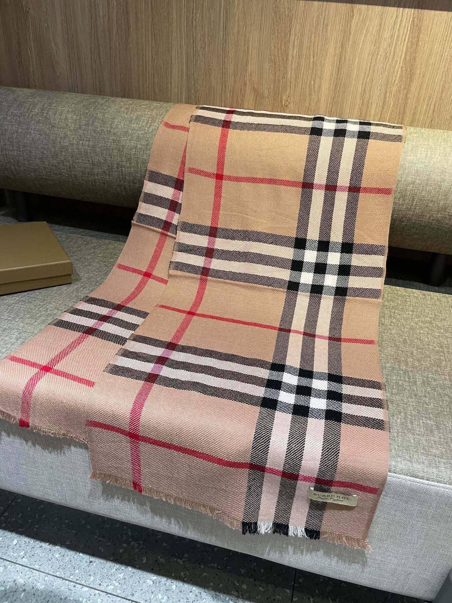 同步官网，巴宝莉经典时尚的情怀。日常时髦实用款】Burberry新款，真的无敌时髦百搭！！独有的格调，这