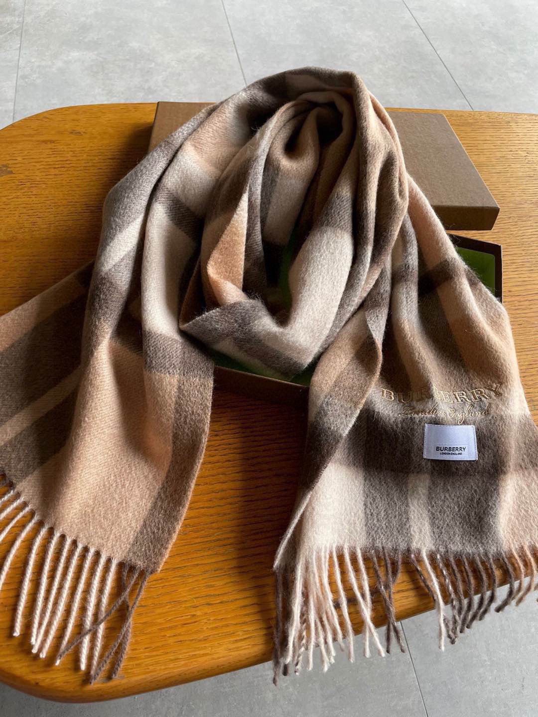 巴宝莉Bur羊绒格子好看的要疯掉了，太有型太有魅力了！！！非常斯文时尚的秋冬单品！真的很喜欢，非常Cla