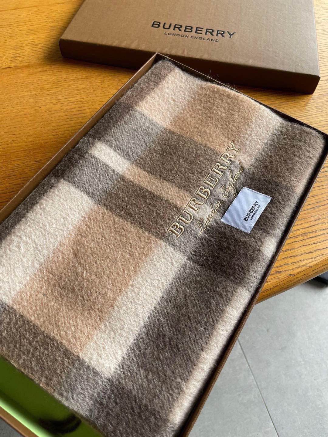 巴宝莉Bur羊绒格子好看的要疯掉了，太有型太有魅力了！！！非常斯文时尚的秋冬单品！真的很喜欢，非常Cla