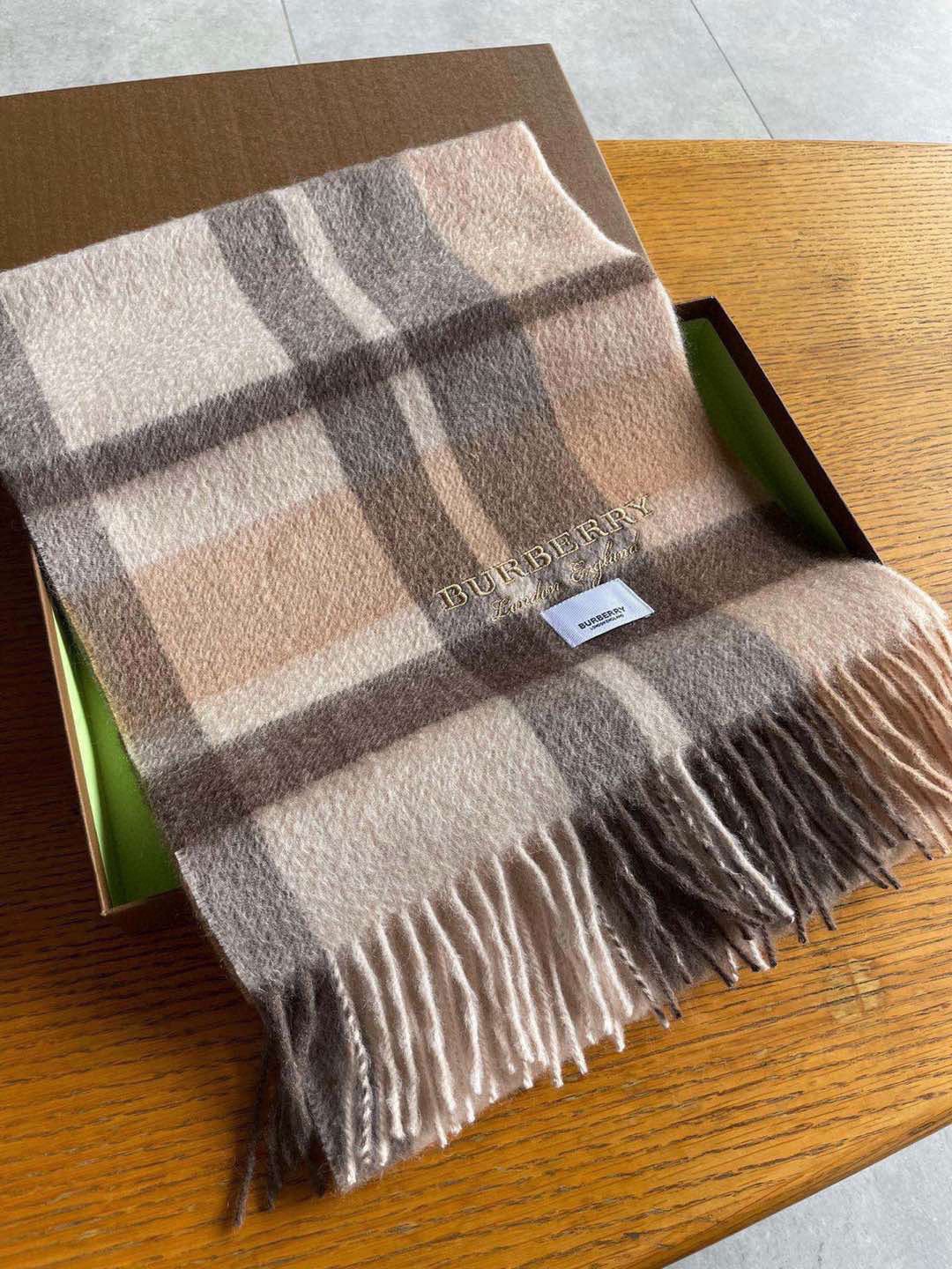 巴宝莉Bur羊绒格子好看的要疯掉了，太有型太有魅力了！！！非常斯文时尚的秋冬单品！真的很喜欢，非常Cla