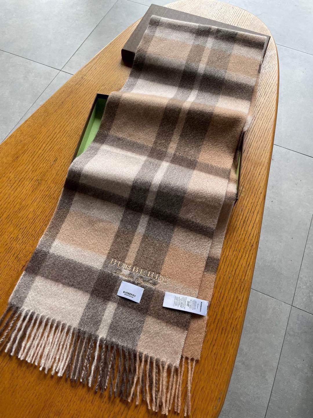 巴宝莉Bur羊绒格子好看的要疯掉了，太有型太有魅力了！！！非常斯文时尚的秋冬单品！真的很喜欢，非常Cla