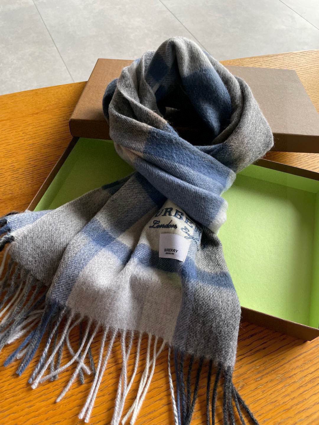 巴宝莉Bur羊绒格子好看的要疯掉了，太有型太有魅力了！！！非常斯文时尚的秋冬单品！真的很喜欢，非常Cla