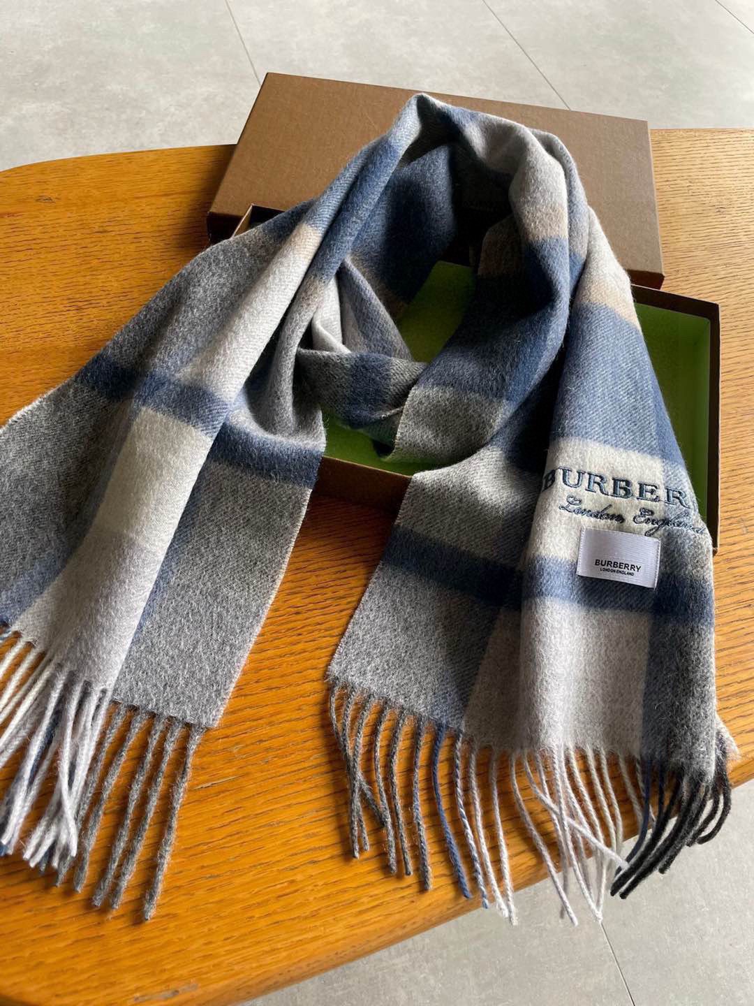 巴宝莉Bur羊绒格子好看的要疯掉了，太有型太有魅力了！！！非常斯文时尚的秋冬单品！真的很喜欢，非常Cla