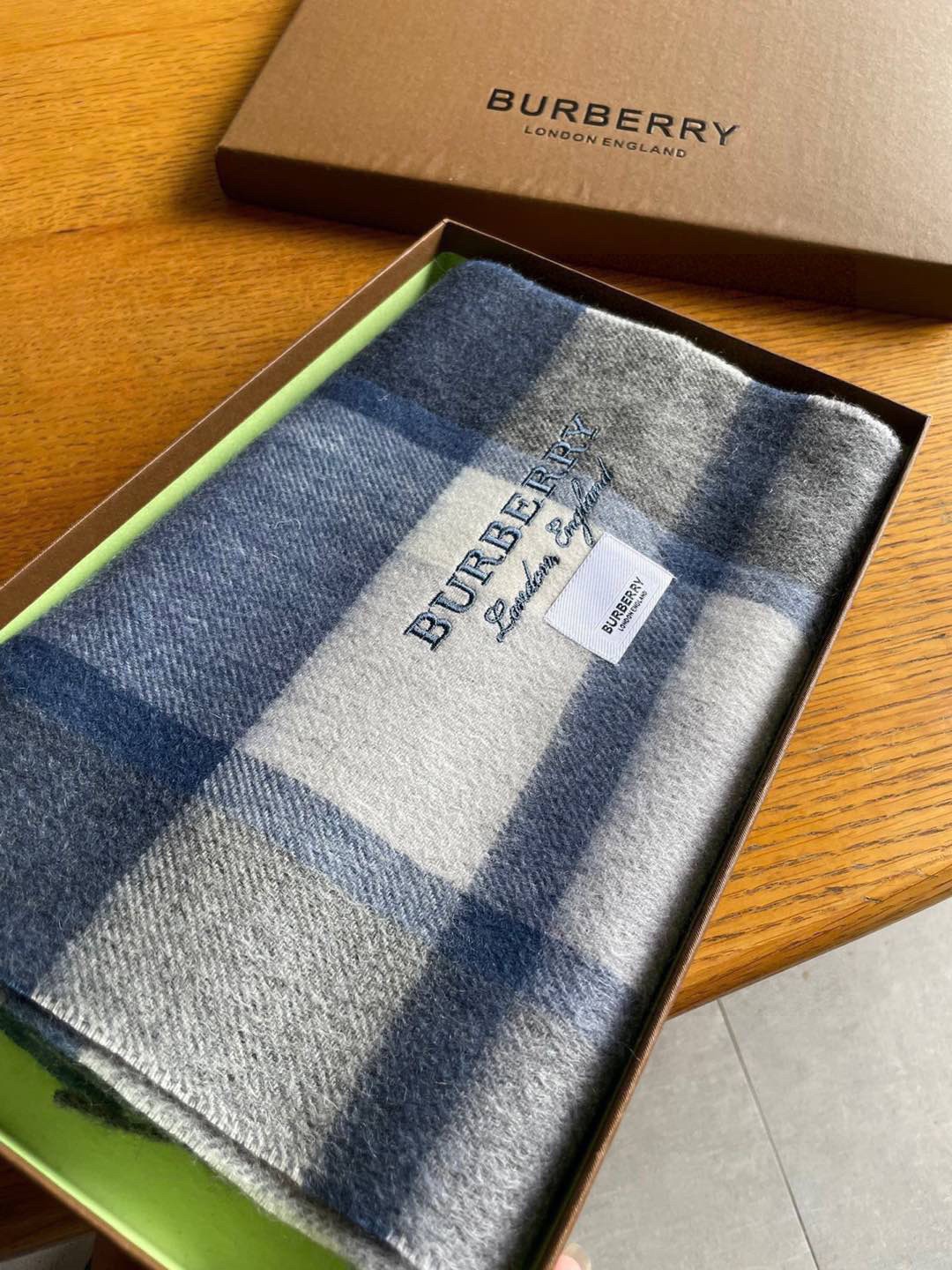 巴宝莉Bur羊绒格子好看的要疯掉了，太有型太有魅力了！！！非常斯文时尚的秋冬单品！真的很喜欢，非常Cla