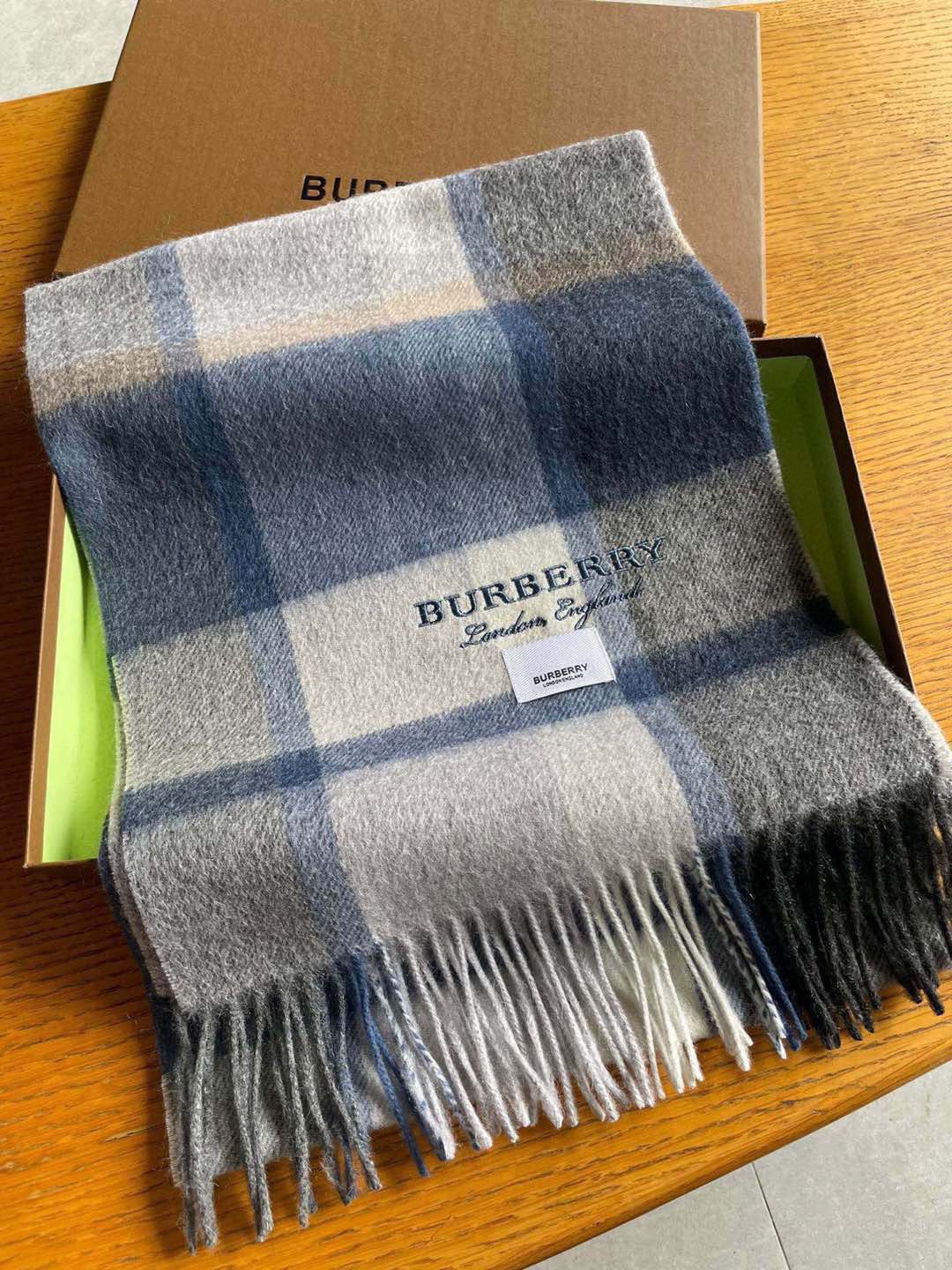 巴宝莉Bur羊绒格子好看的要疯掉了，太有型太有魅力了！！！非常斯文时尚的秋冬单品！真的很喜欢，非常Cla