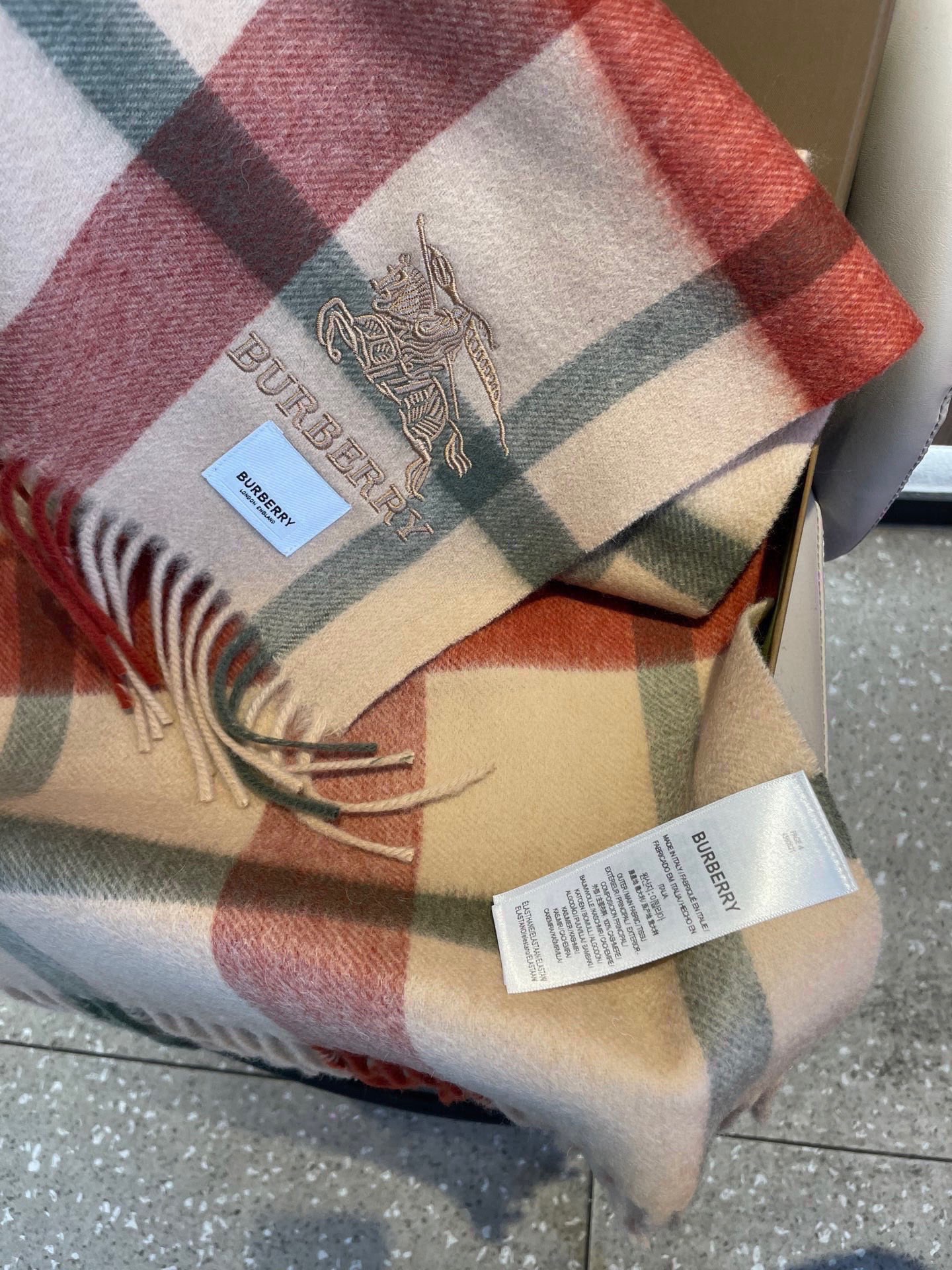 新款🐂牛货，巴宝莉男士女士（格纹战马刺绣）围巾，款式魅力，是经典大方‼面料采用的是客供的羔绒，细腻柔软度