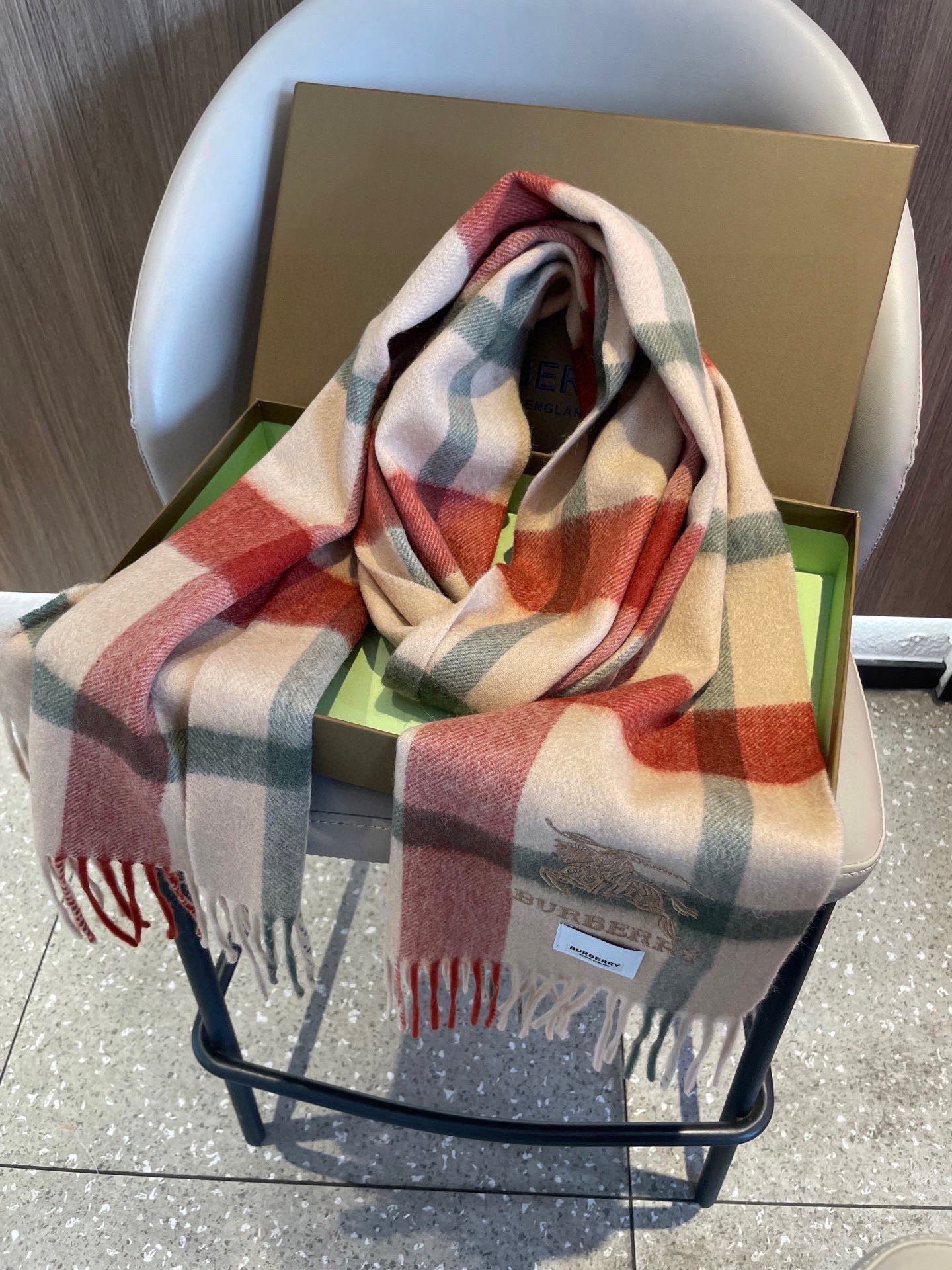 新款🐂牛货，巴宝莉男士女士（格纹战马刺绣）围巾，款式魅力，是经典大方‼面料采用的是客供的羔绒，细腻柔软度