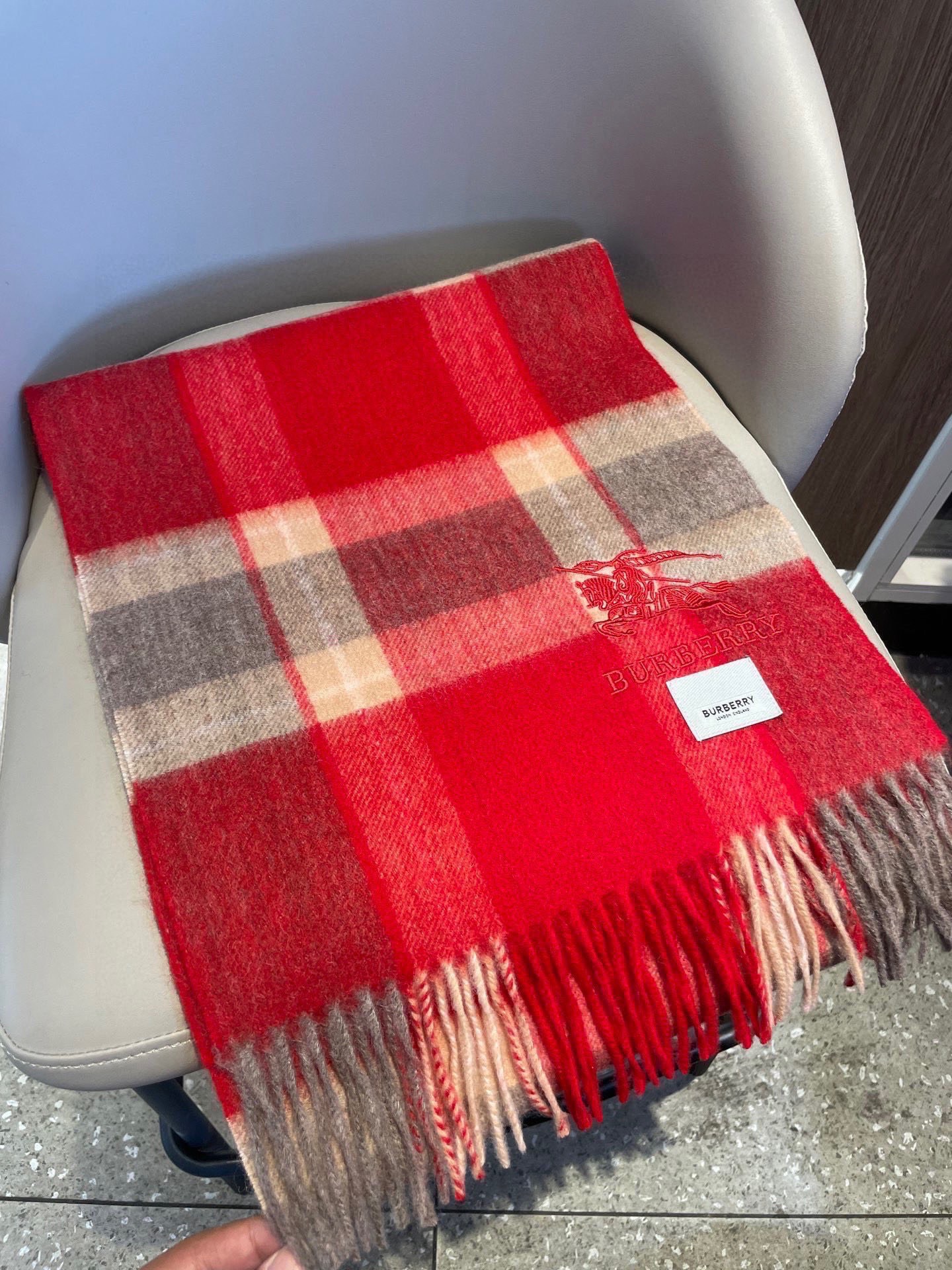 新款🐂牛货，巴宝莉男士女士（格纹战马刺绣）围巾，款式魅力，是经典大方‼面料采用的是客供的羔绒，细腻柔软度