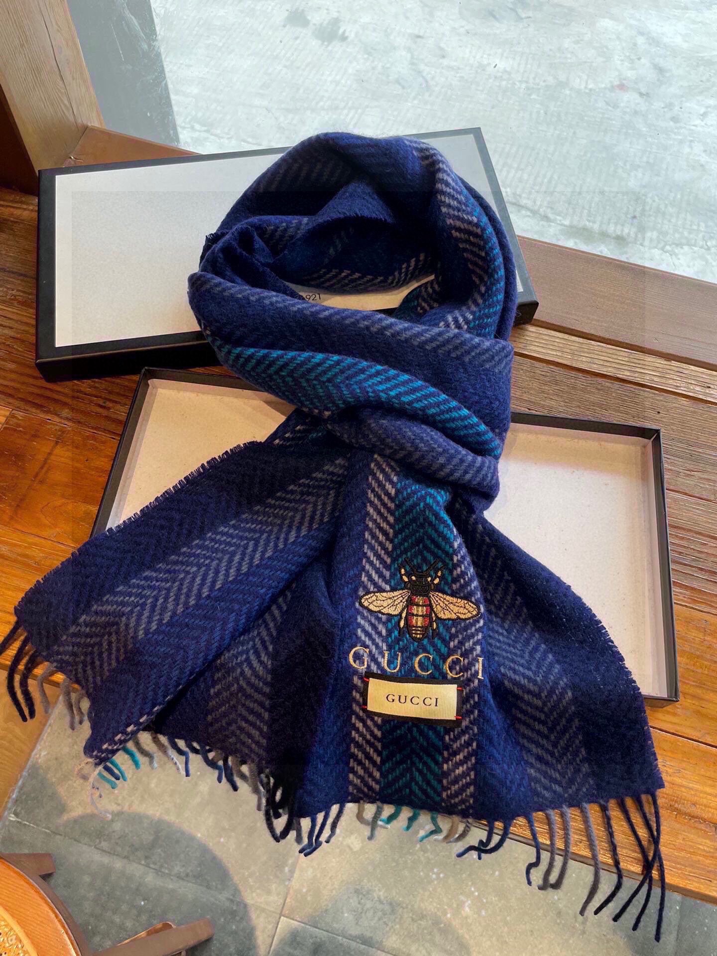 古奇（Gucci）小蜜蜂巴黎时装展羊绒围巾！采用蒙古高原细羊绒！手感满满地都是细腻的绒毛！这个价格绝对百