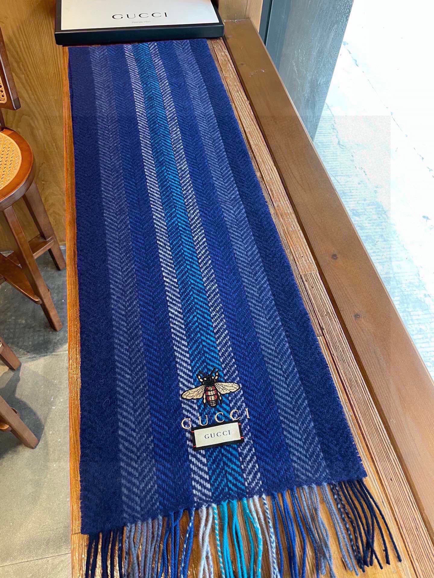 古奇（Gucci）小蜜蜂巴黎时装展羊绒围巾！采用蒙古高原细羊绒！手感满满地都是细腻的绒毛！这个价格绝对百