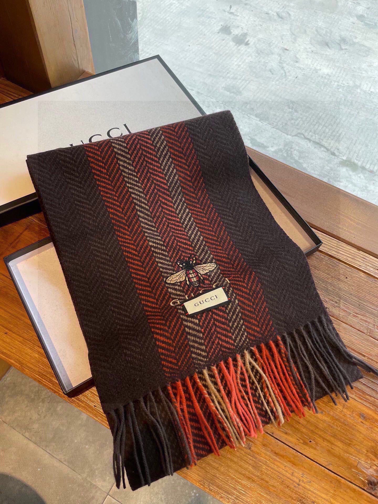 古奇（Gucci）小蜜蜂巴黎时装展羊绒围巾！采用蒙古高原细羊绒！手感满满地都是细腻的绒毛！这个价格绝对百
