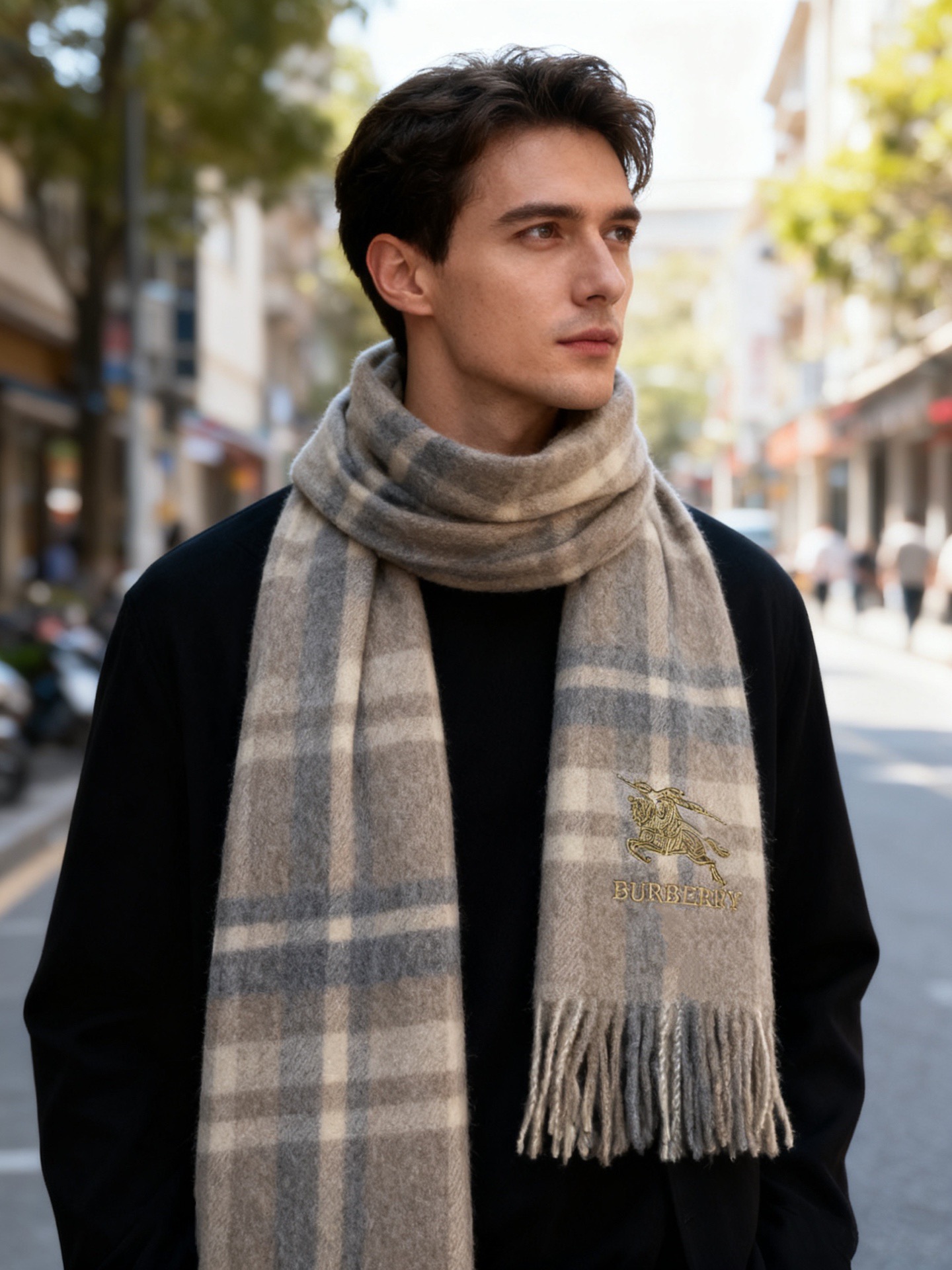 新款巴宝莉男士格子高级货❗️设计风格采用格子纹图案，带有品牌标志性的骑士纹章刺绣和“BURBERRY”标