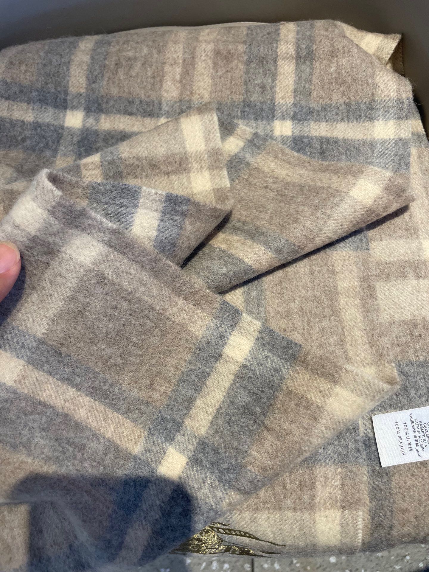 新款巴宝莉男士格子高级货❗️设计风格采用格子纹图案，带有品牌标志性的骑士纹章刺绣和“BURBERRY”标